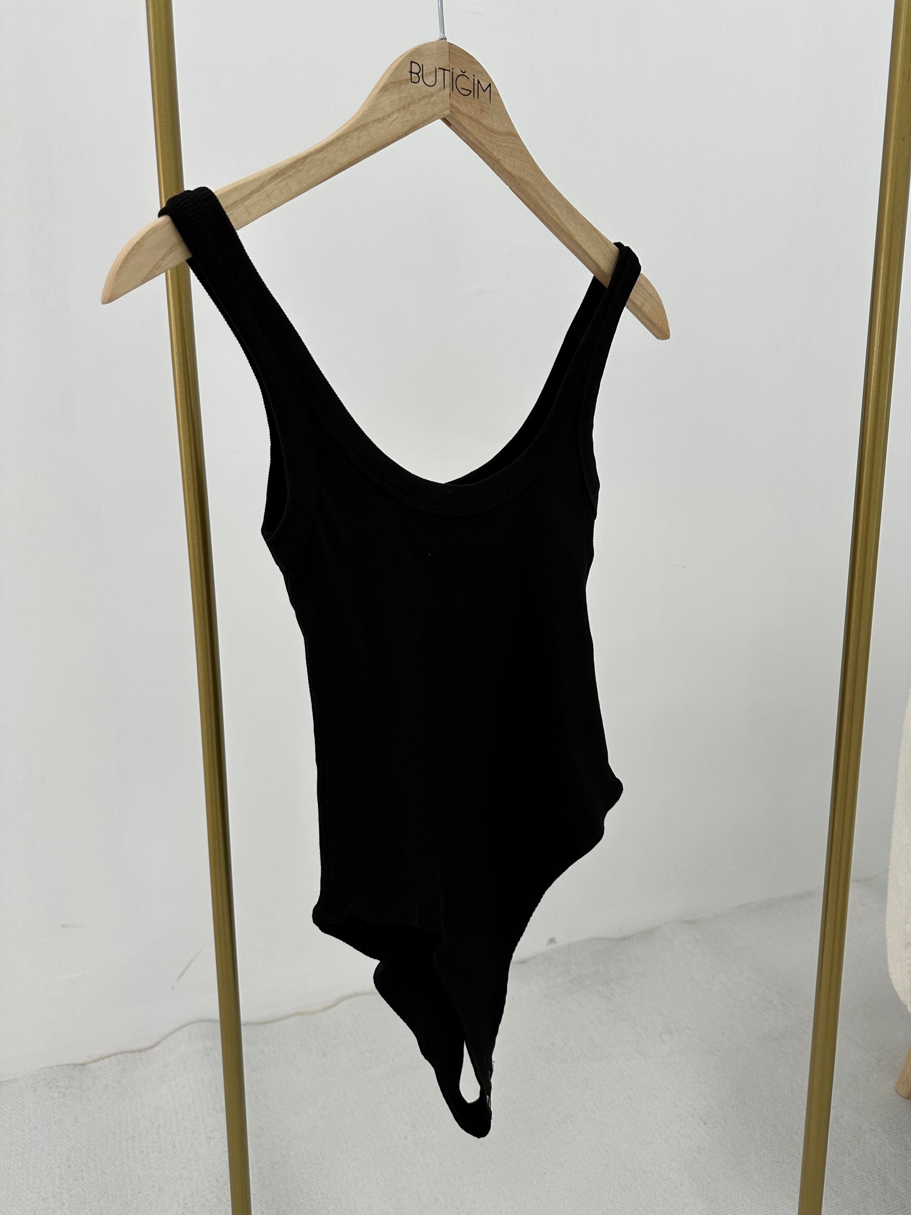 Siyah bodysuit atlet 