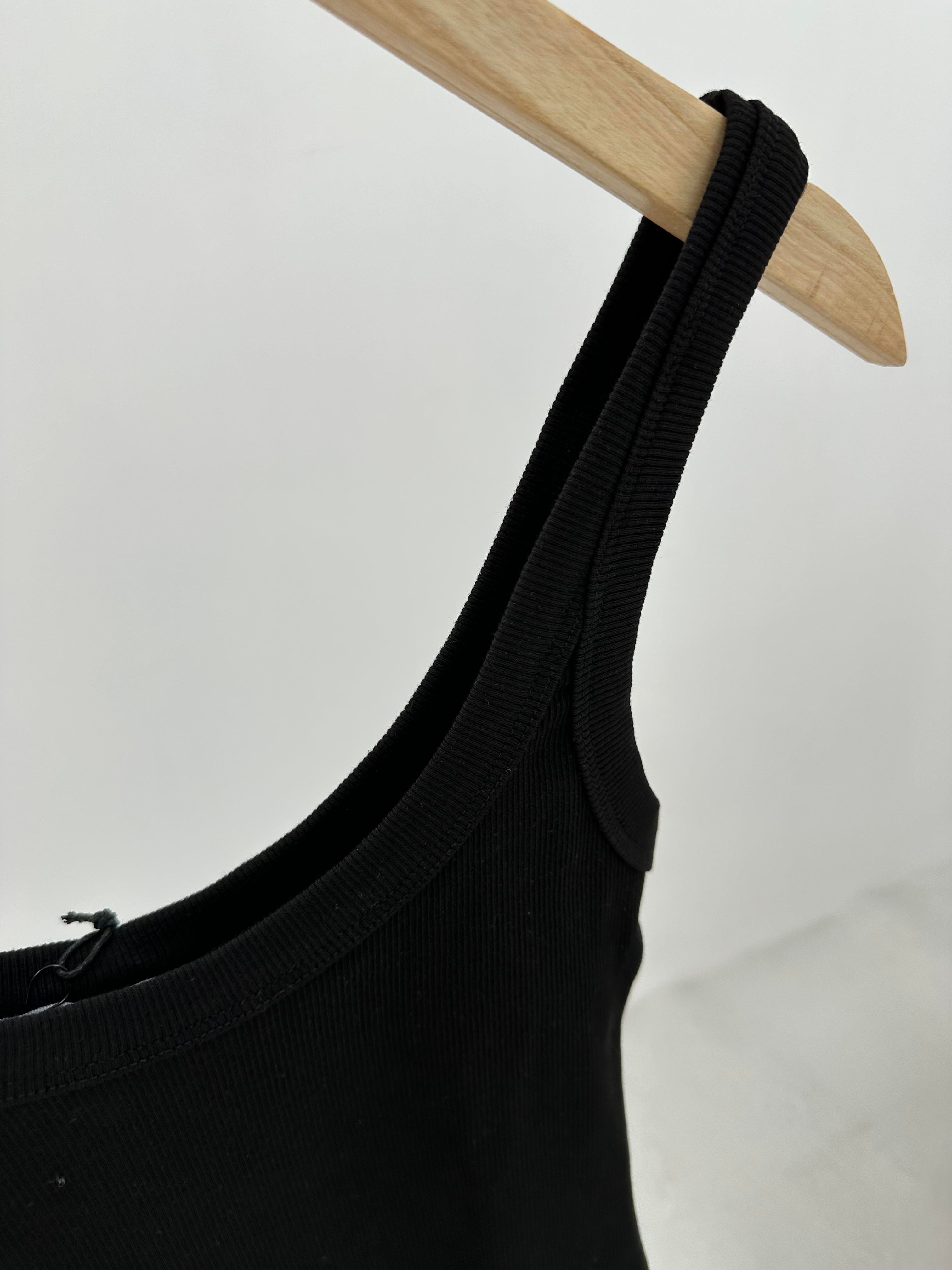 Siyah bodysuit atlet 