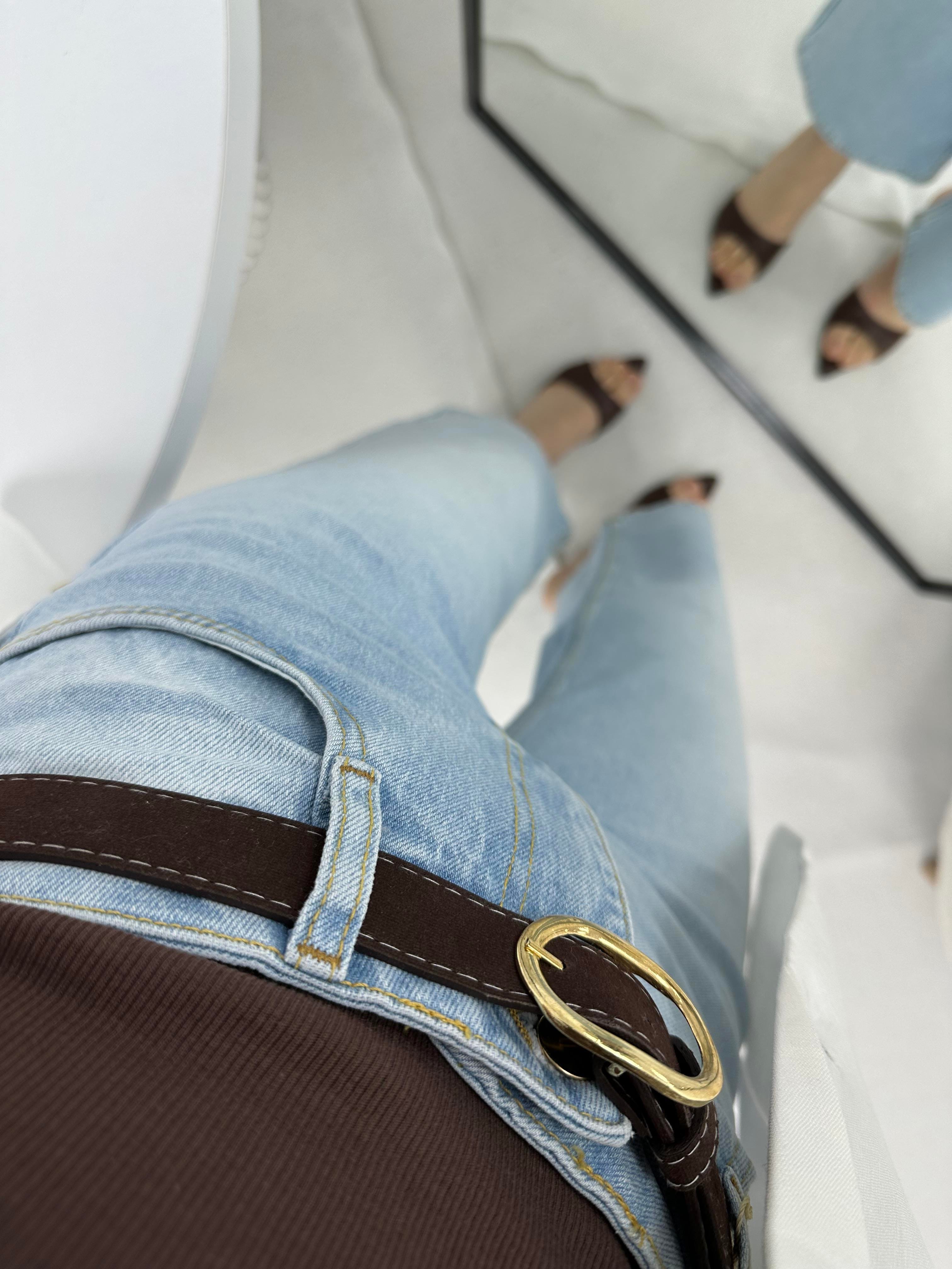 Süet Kemerli Açık Mavi Jean
