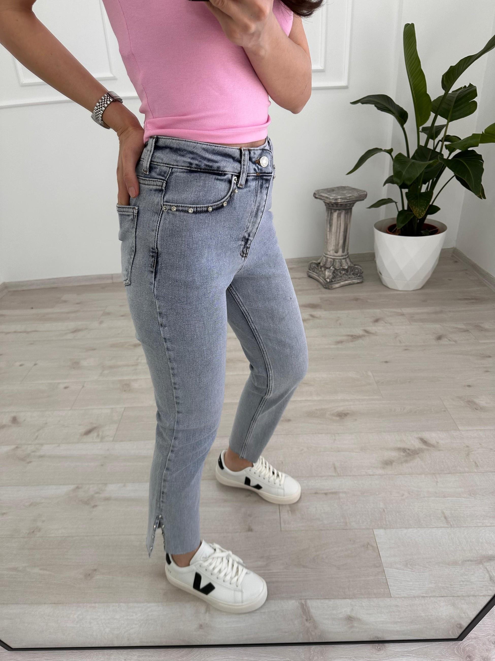TAŞ DETAYLI YIRTMAÇLI JEAN 