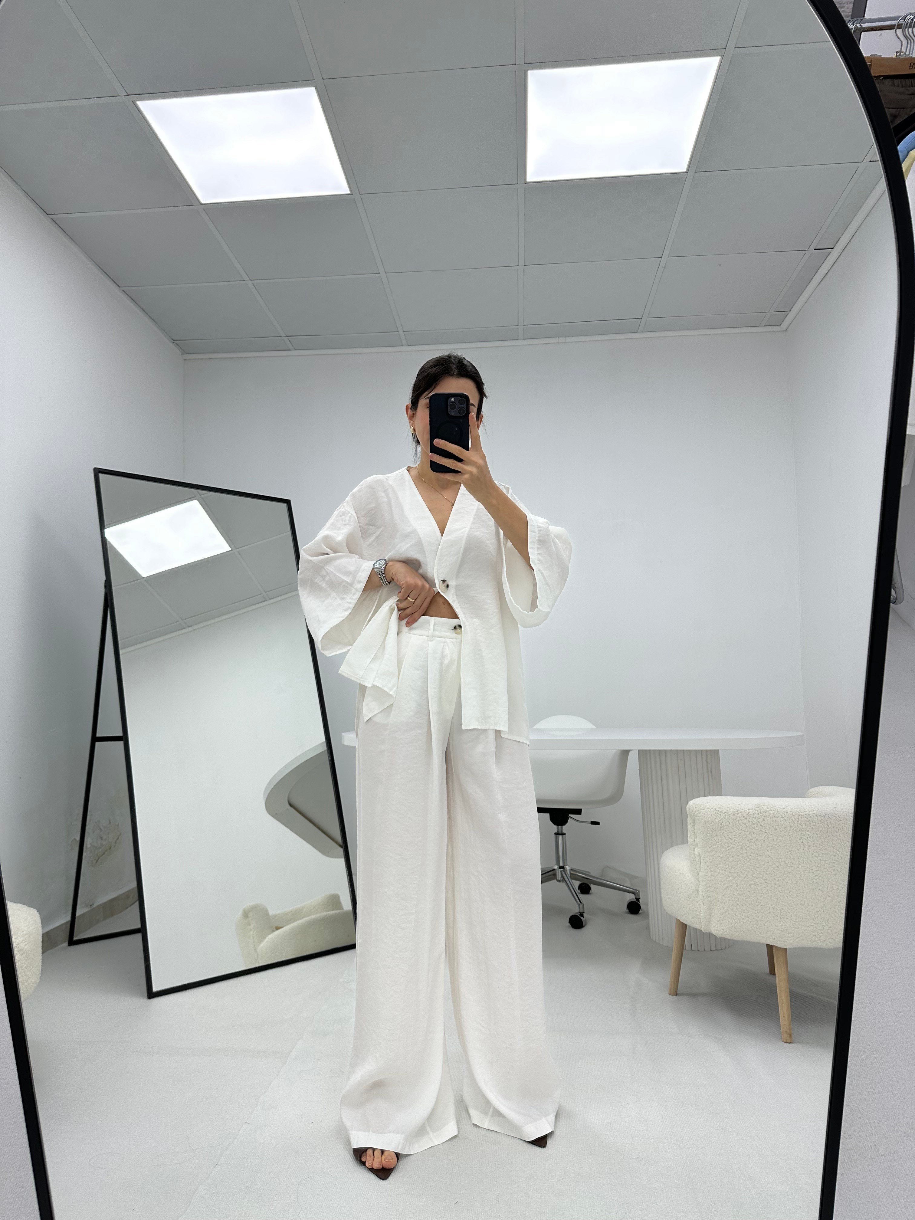Tek Düğme Detaylı Beyaz Gömlek Pantolon Takım 