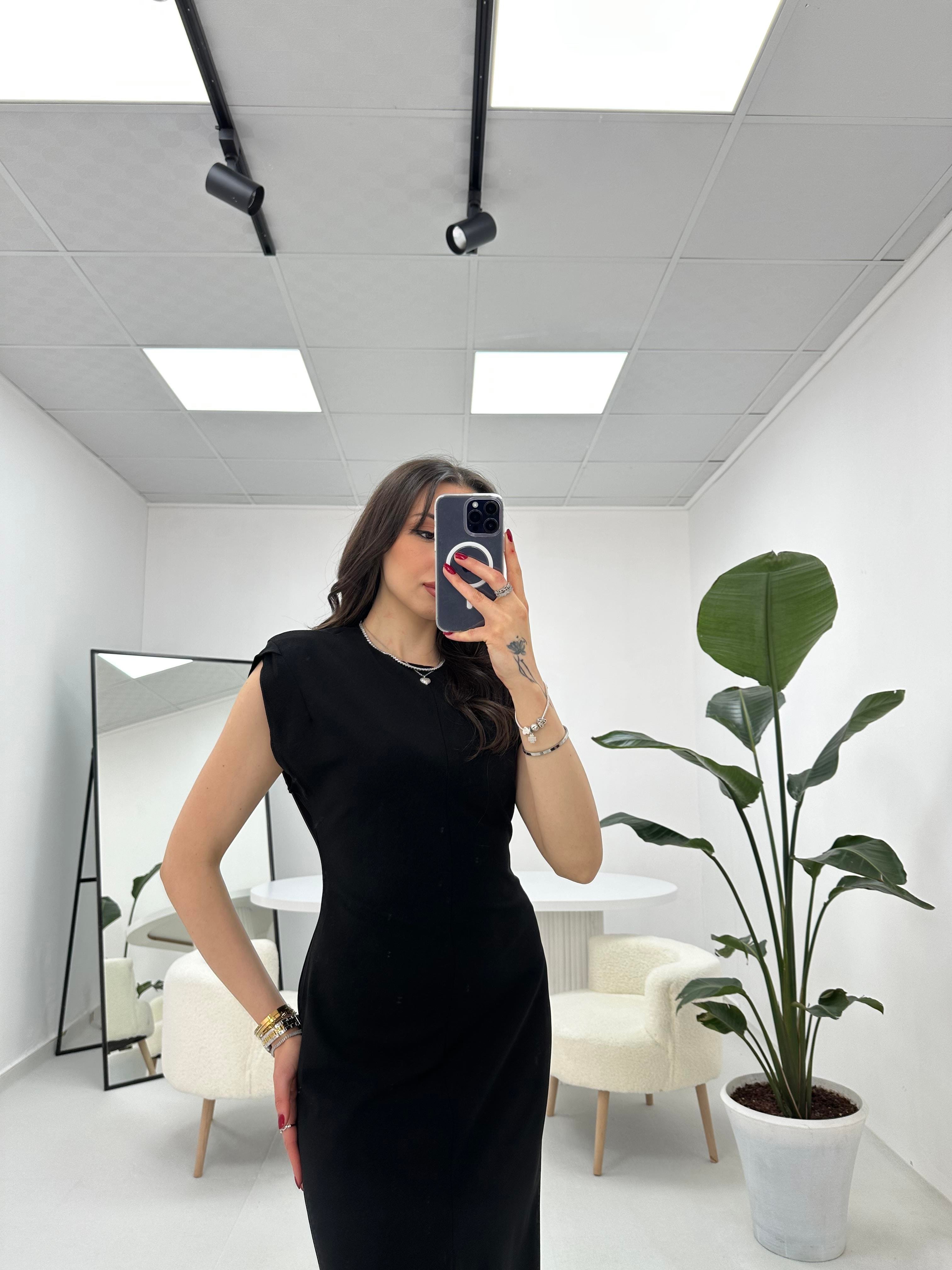 Vatkalı Yırtmaç Detaylı Siyah Elbise