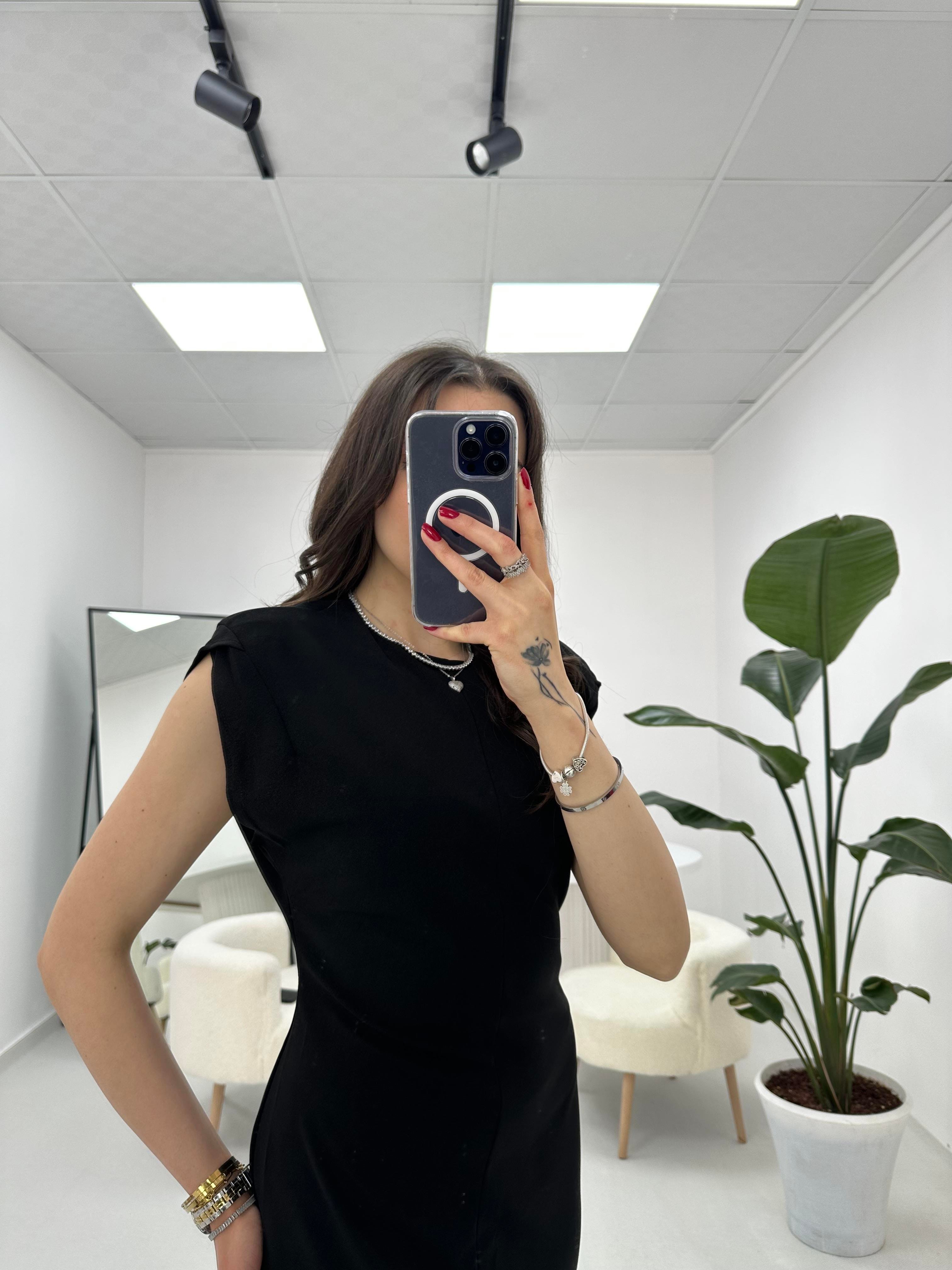 Vatkalı Yırtmaç Detaylı Siyah Elbise