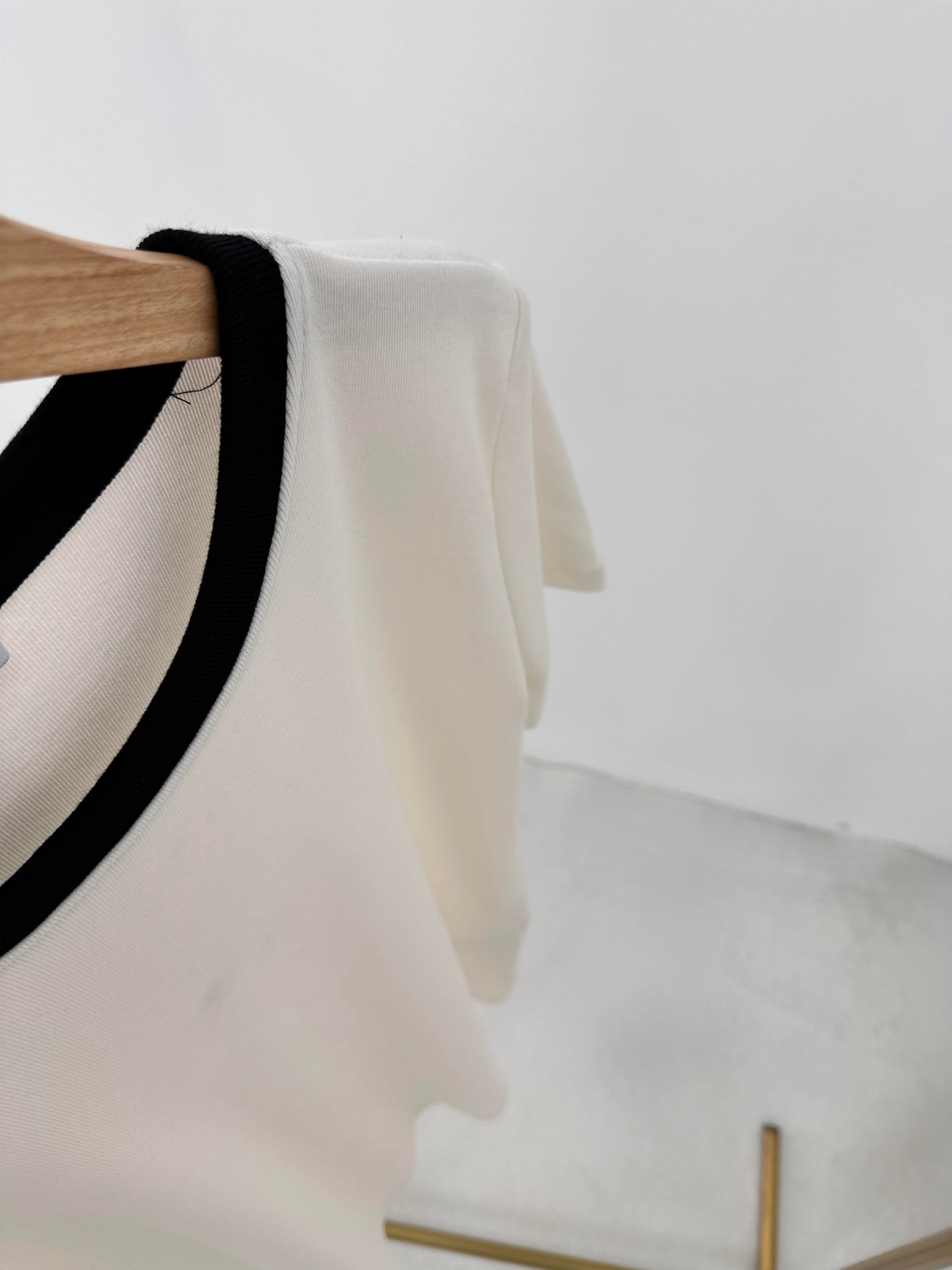Yaka Biyeli Beyaz T-Shirt
