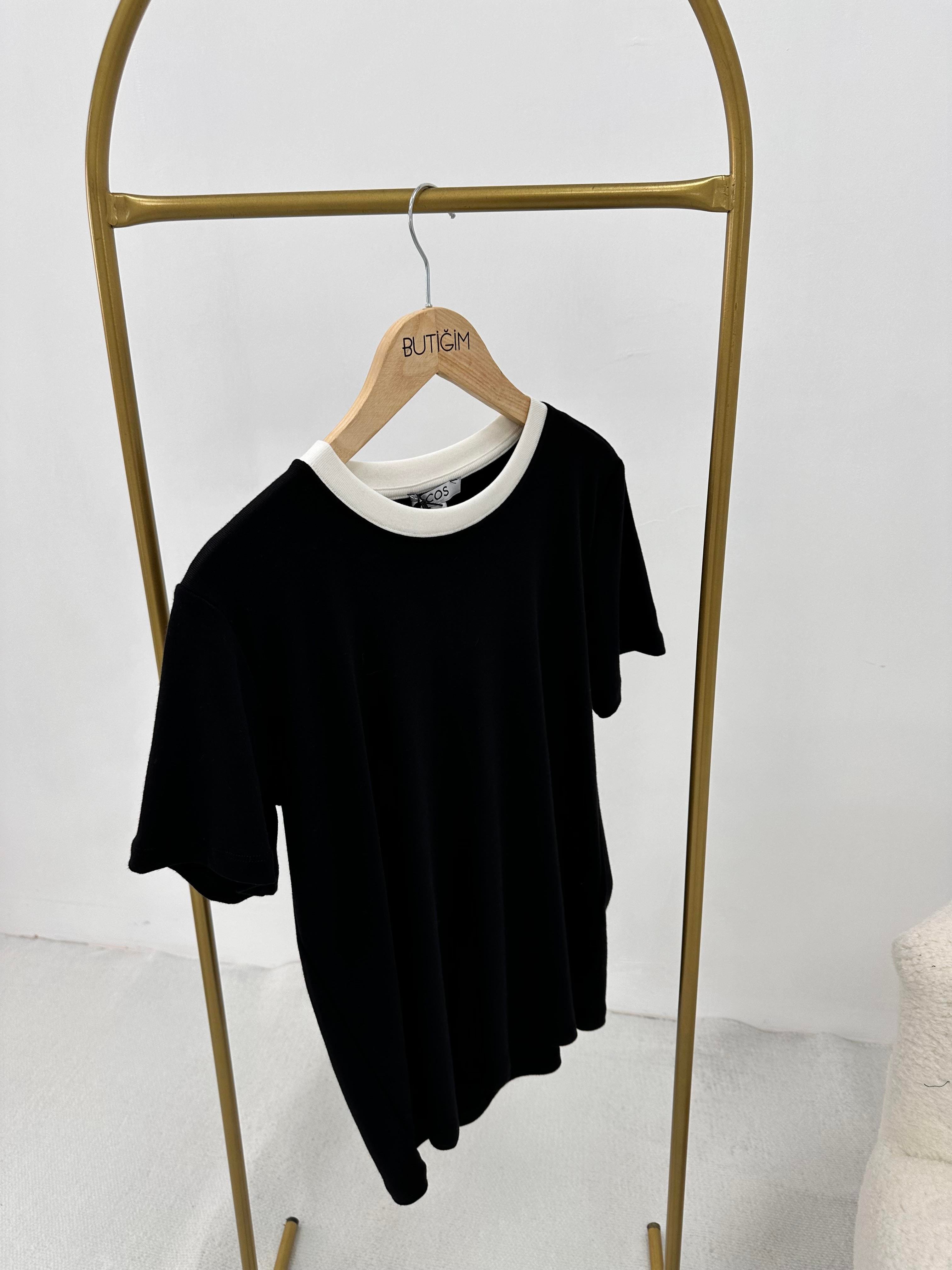 Yaka Biyeli Siyah T-Shirt