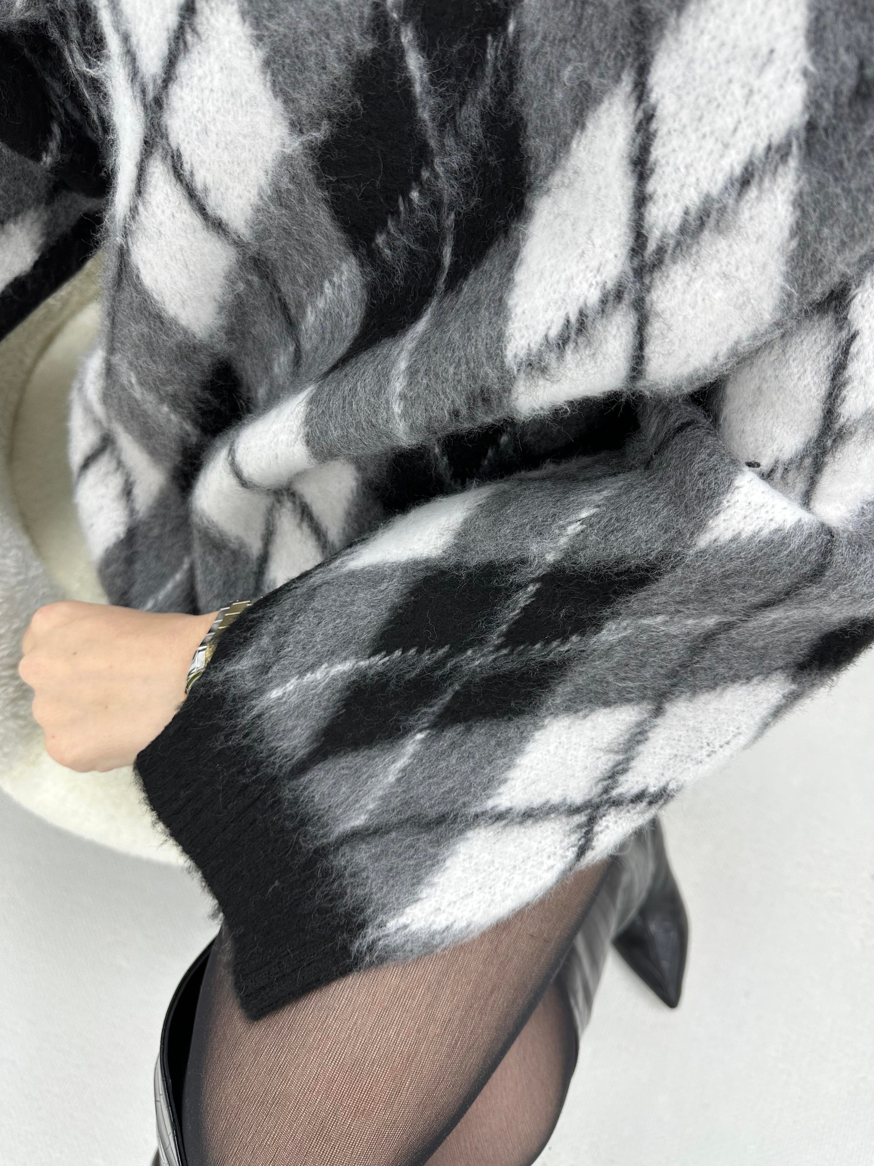 Yırtmaç Detaylı Premium Siyah - Gri Baklava Desenli Şardonlu Kazak 