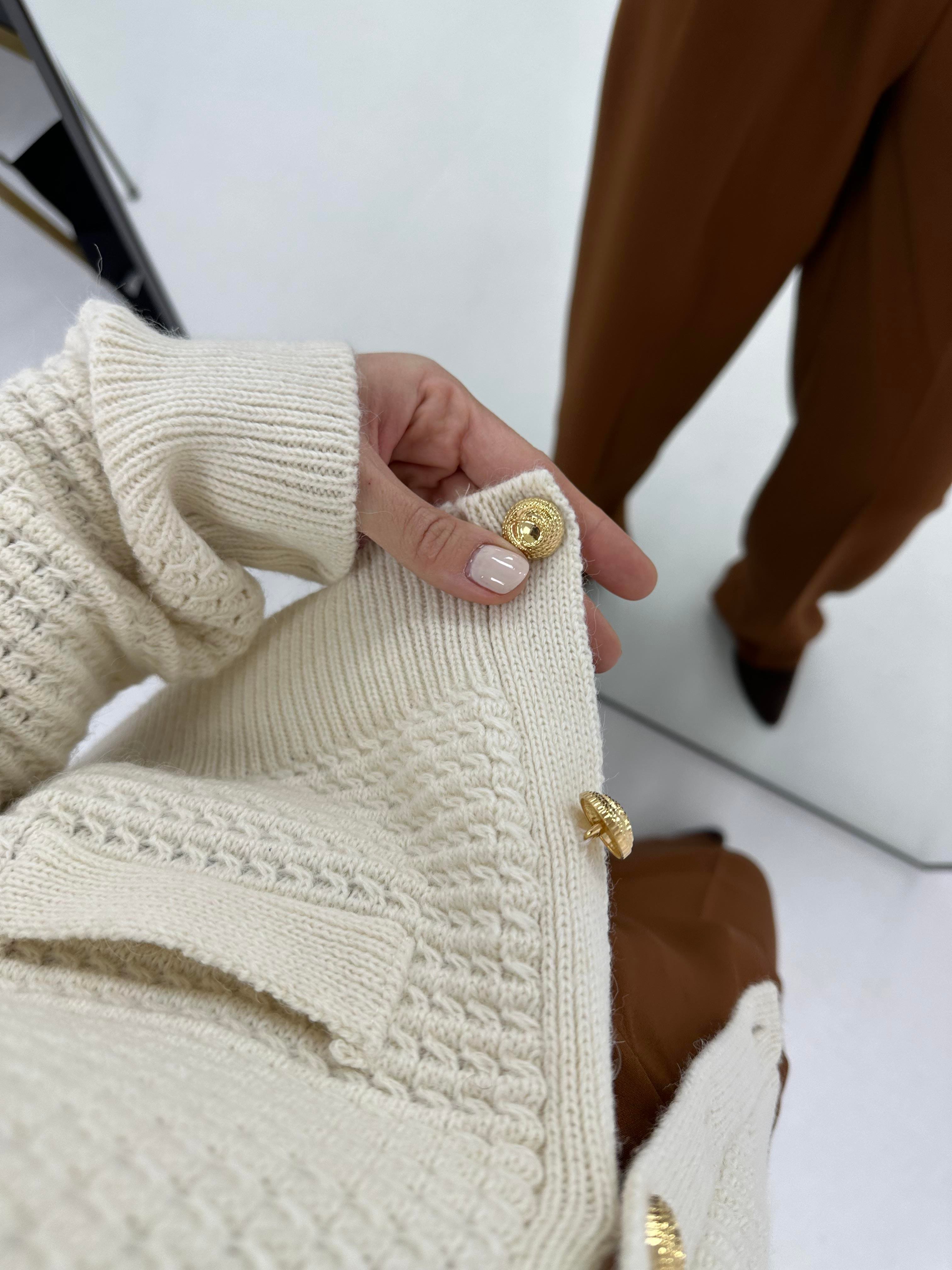 Yumuşak Dokulu Gold Düğme Detaylı Ekru Hırka 