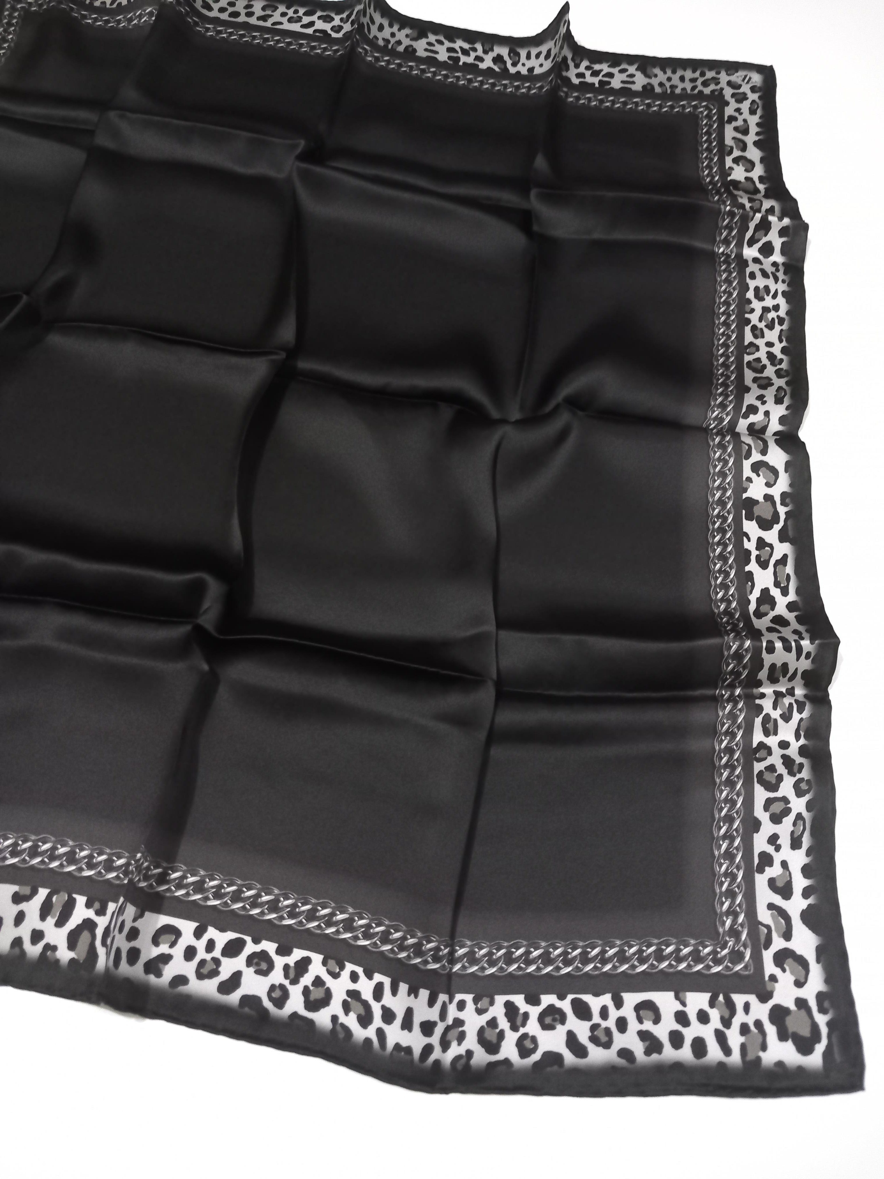 Armine Nostalji Düz Siyah Leopar Zincir Desenli Sura İpek Eşarp-E23YA8912D03-55-KVS0534