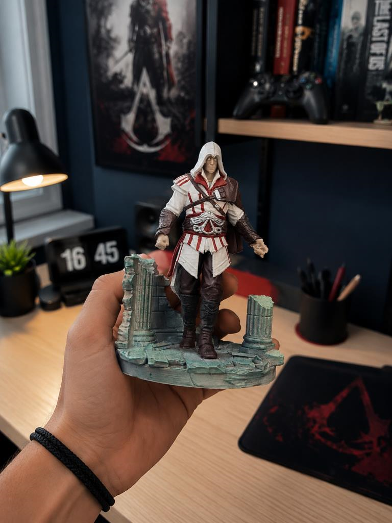 Assassin's Creed Ezio Figür 13 cm El Boyaması Dekoratif Figür Masaüstü Kitaplık Vitrin Dekoru