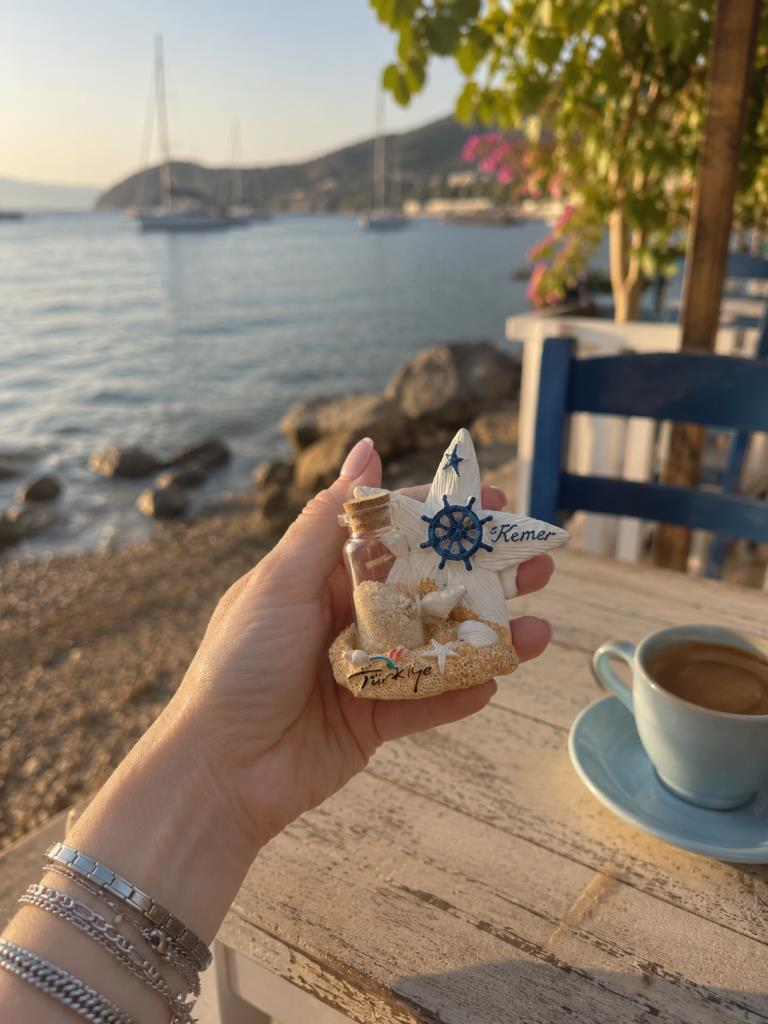Kemer Deniz Temalı Mini Dekor Biblo – Kum Şişeli Deniz Yıldızı Hediyelik Biblo 8x7 cm