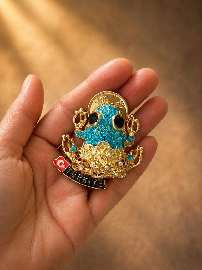 Magnet Taşlı Kurbağa Figürlü Türkiye Hatıra Magneti 6x5 CM – Gold Renk Dekoratif Buzdolabı Süsü