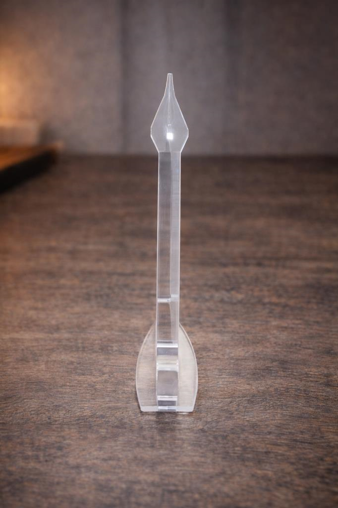 Şeffaf Akrilik Saat Standı – Masaüstü Saatlik, Takı ve Bileklik Sergileme Standı (12 x 7,5 cm)