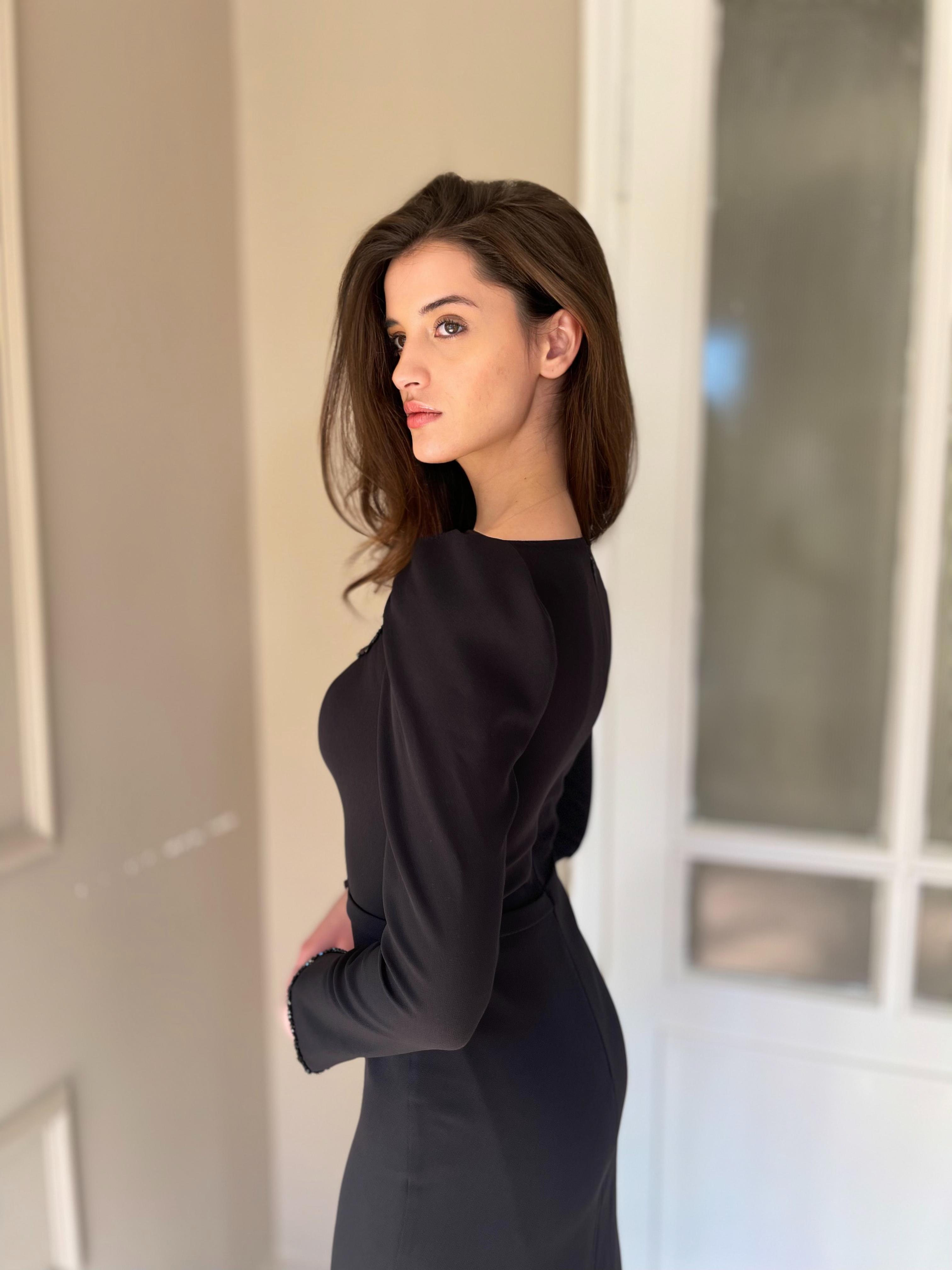 Kristal Taş İşlemeli  Lamine Double Kumaş  Arkadan Yırtmaçlı Kol ve Yaka Detaylı Abiye Elbise