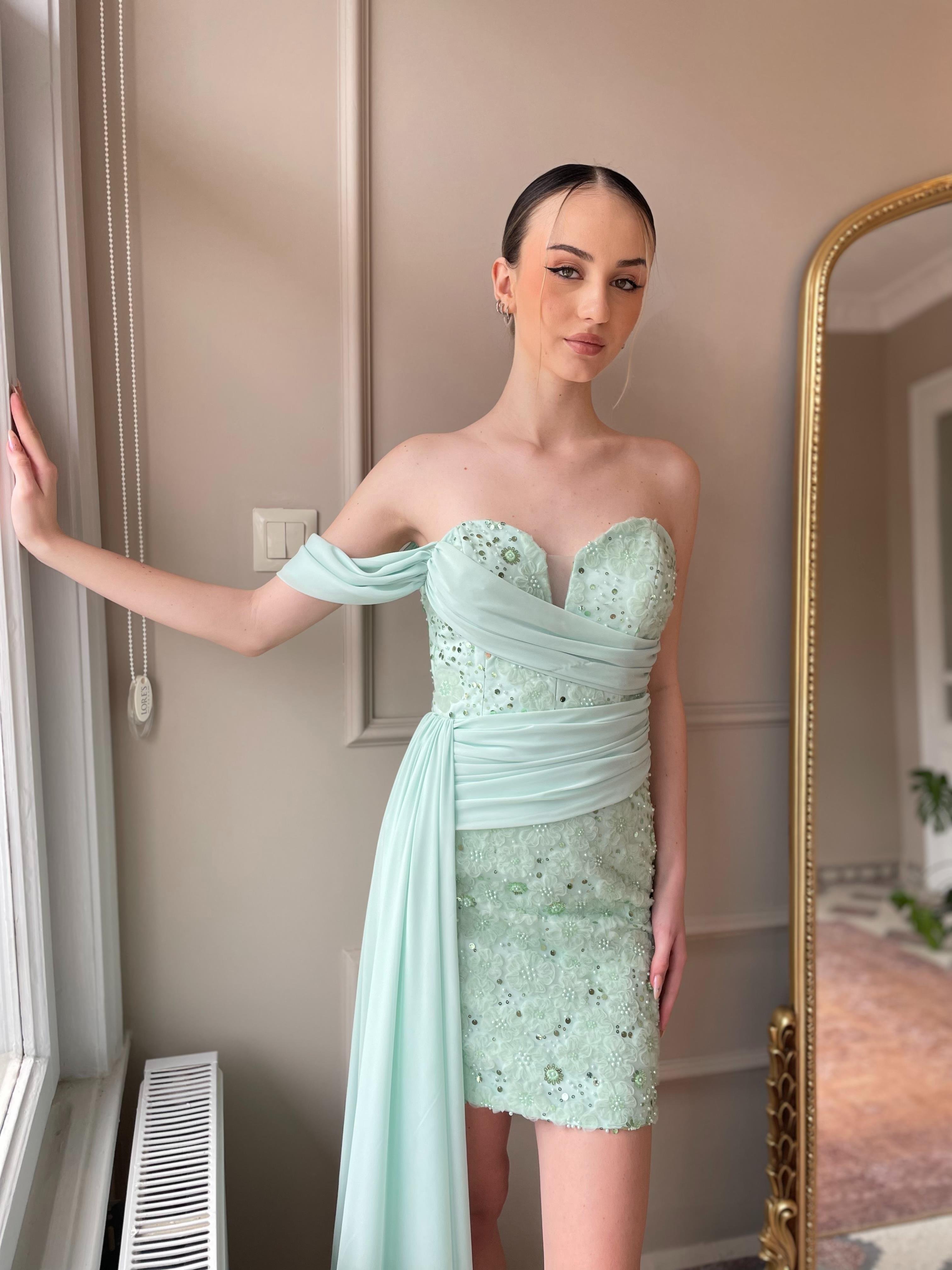 Lase 3D Çiçek Desenli Boncuk Payet İşleme Şifon Detaylı Mini Abiye Elbise
