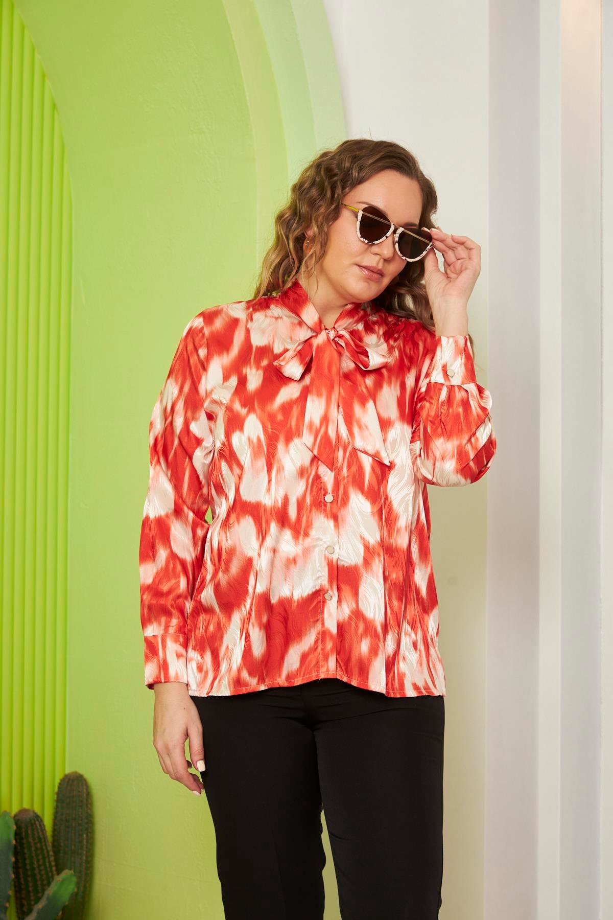 Rmg Yaka Fularlı Büyük Beden Desenli Mercan Gömlek