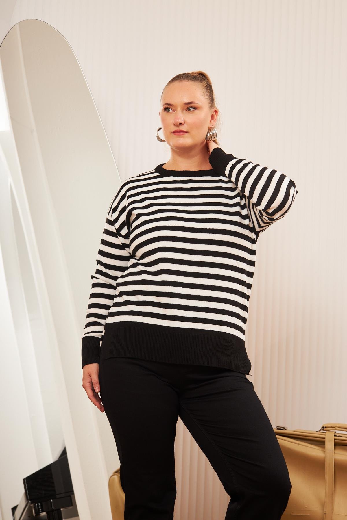 Büyük Beden Çizgili Triko Kazak Siyah