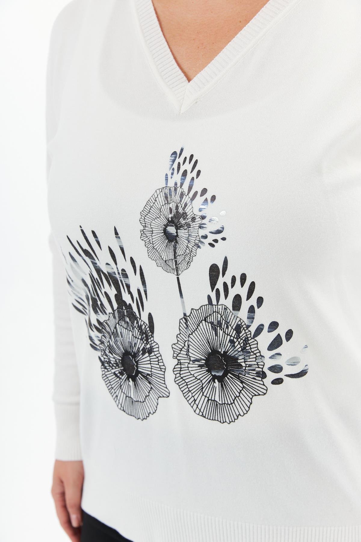 Büyük Beden V Yaka Baskılı Triko Kazak Ekru