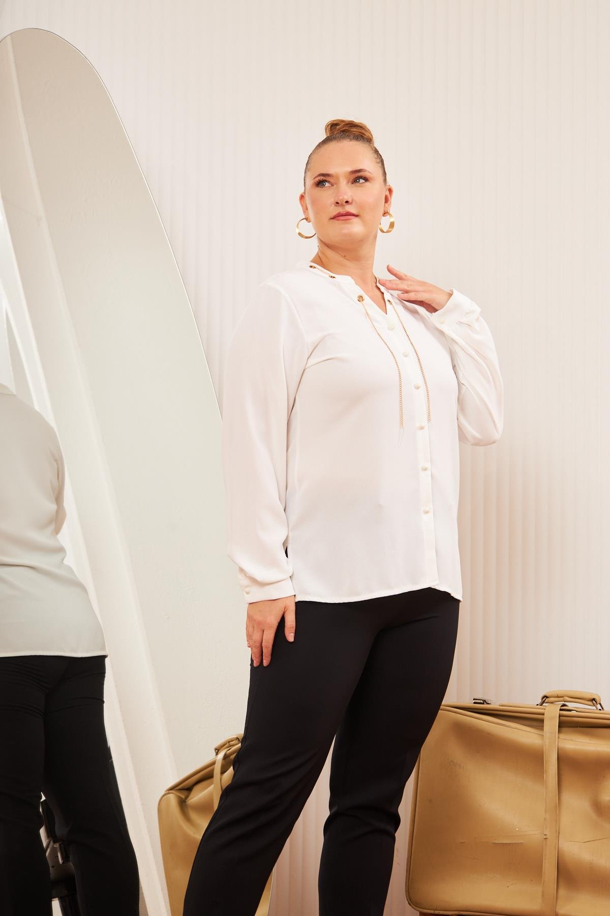 Büyük Beden Yaka Zincir Aksesuarlı Gömlek Ekru