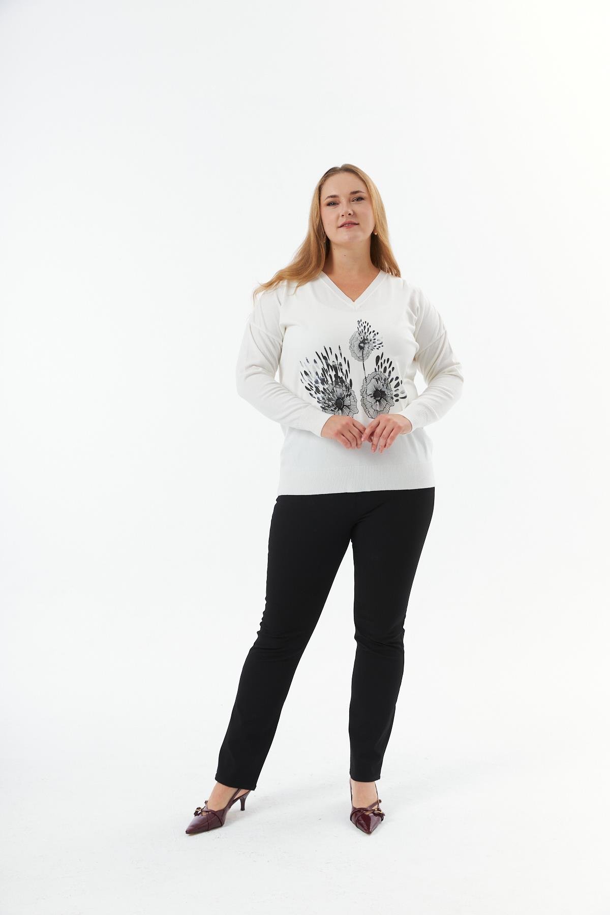 Büyük Beden V Yaka Baskılı Triko Kazak Ekru