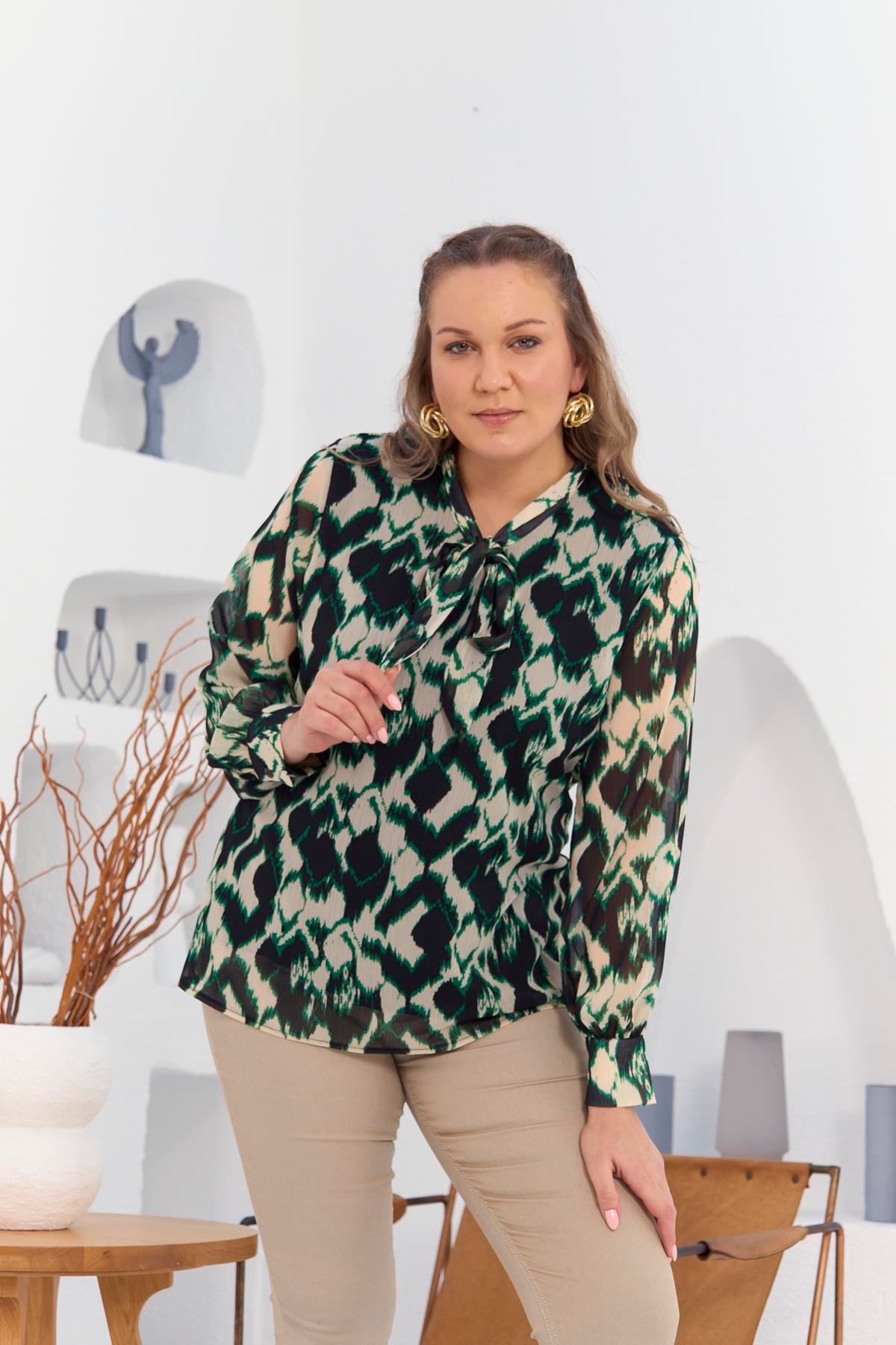 Rmg Yaka Fular Detaylı Büyük Beden Siyah Bluz