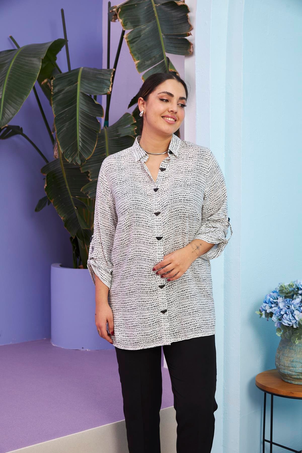 Rmg Düğme Detaylı Nokta Desenli Büyük Beden Siyah Gömlek