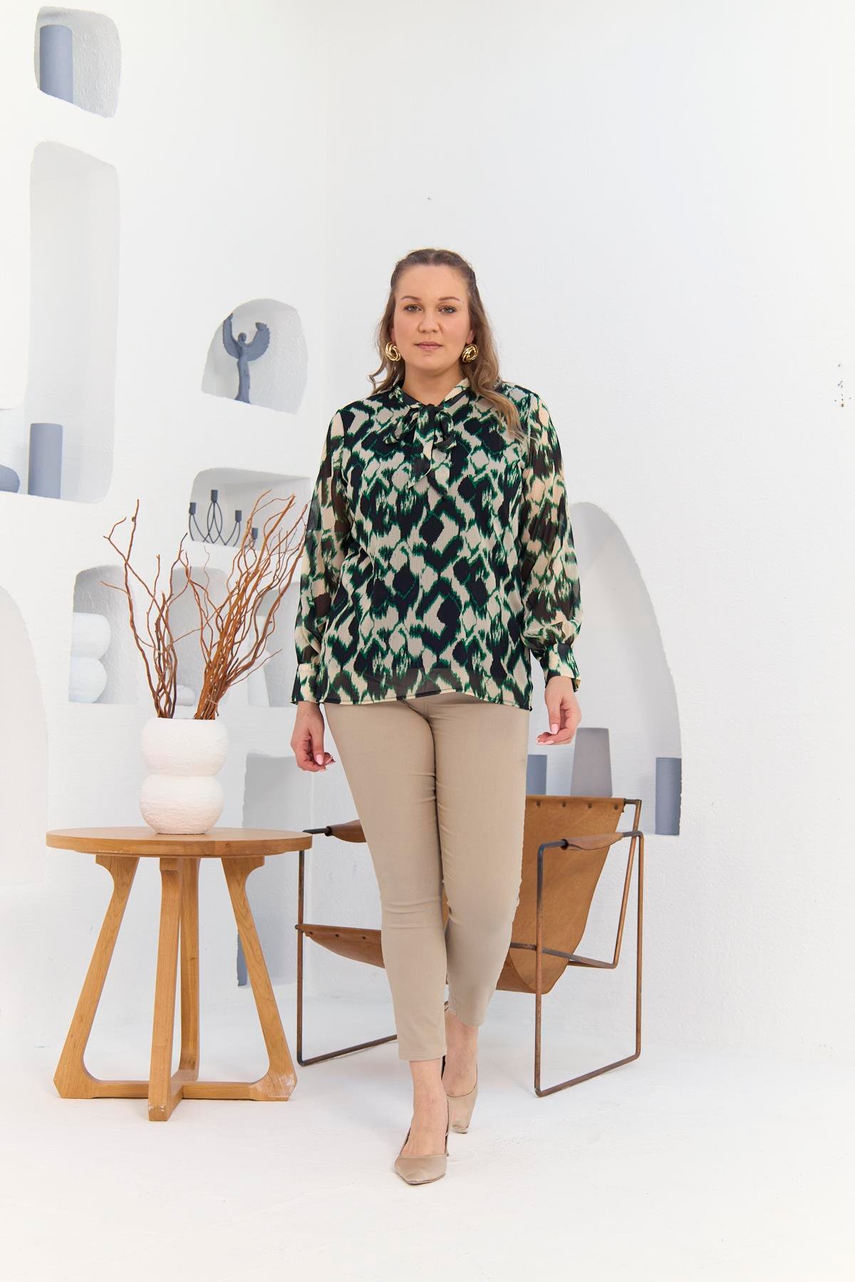 Rmg Yaka Fular Detaylı Büyük Beden Siyah Bluz