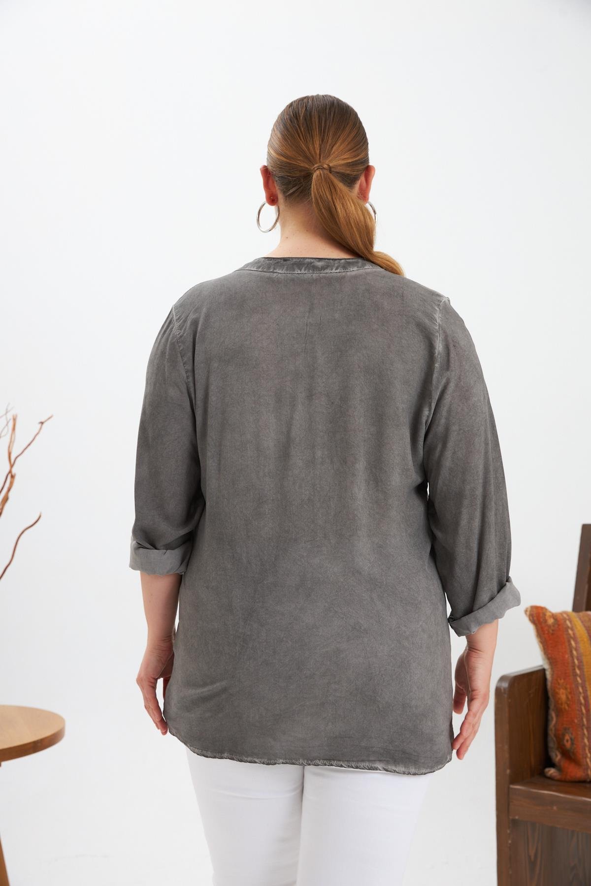 Arma Detaylı Büyük Beden Yıkamalı Bluz Füme