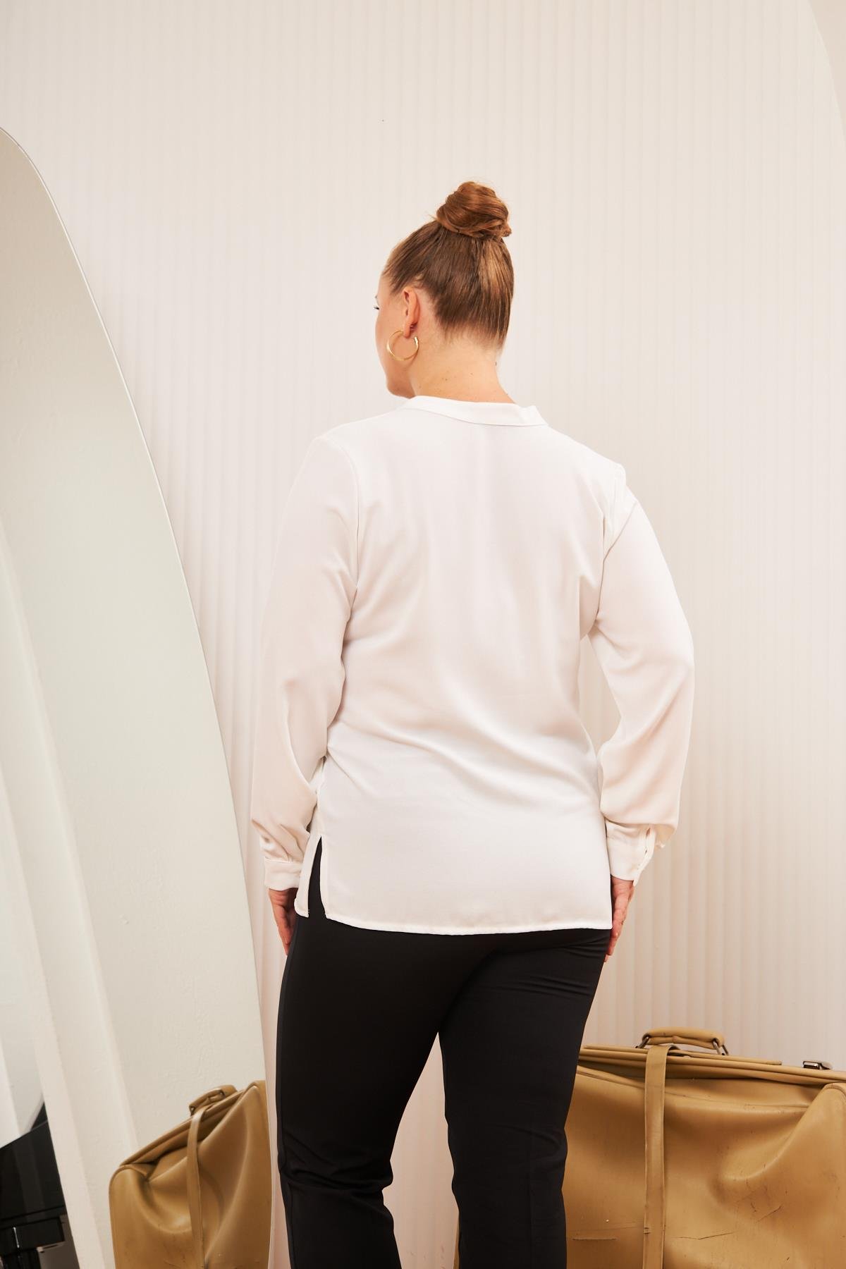 Büyük Beden Yaka Zincir Aksesuarlı Gömlek Ekru