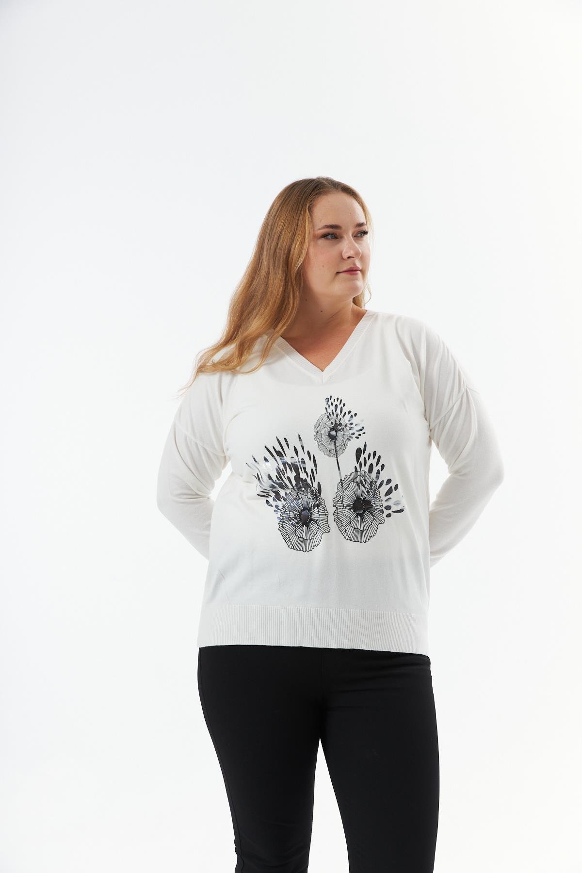 Büyük Beden V Yaka Baskılı Triko Kazak Ekru