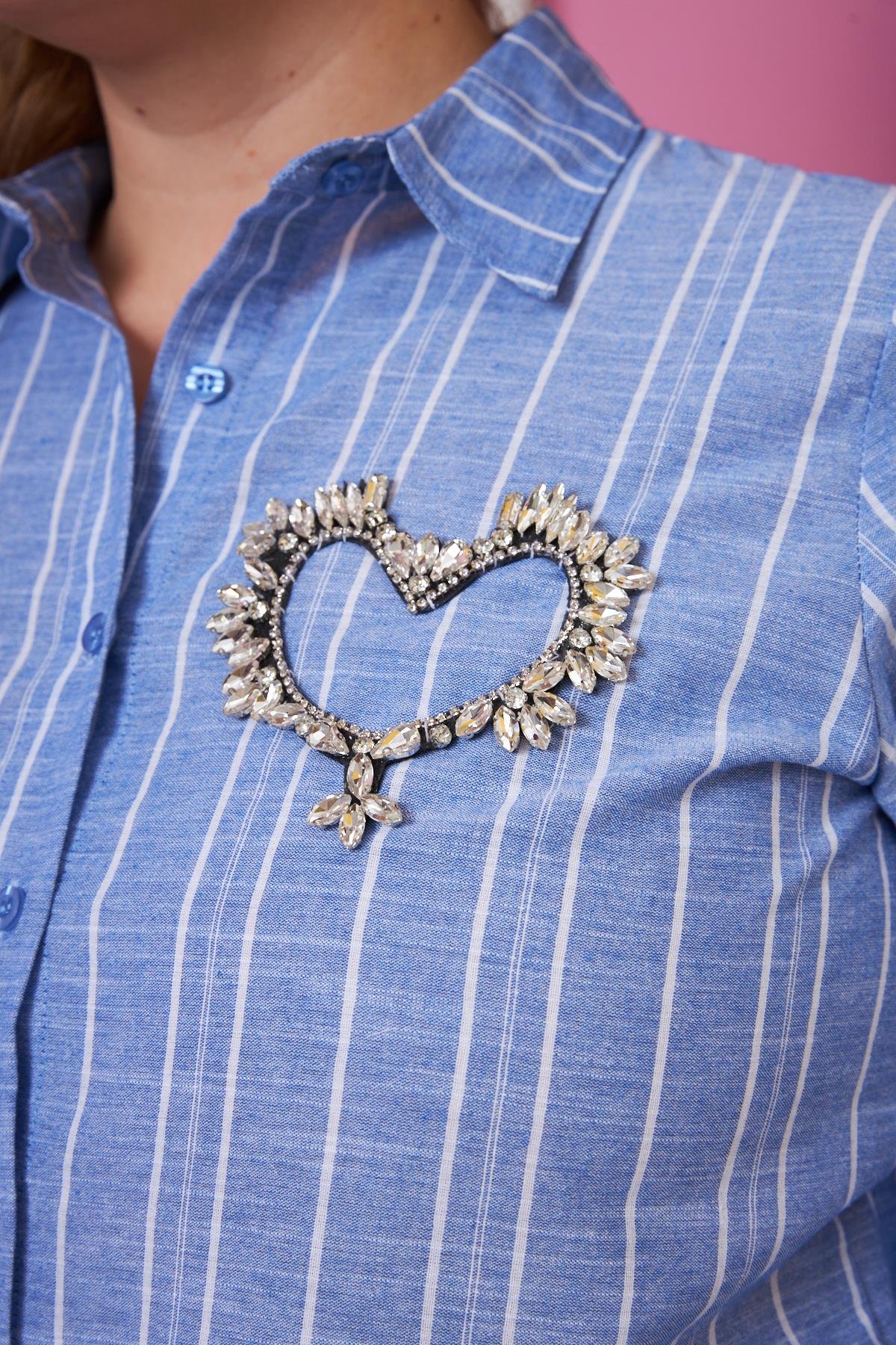 Broş Detaylı Çizgili Büyük Beden Gömlek Mavi