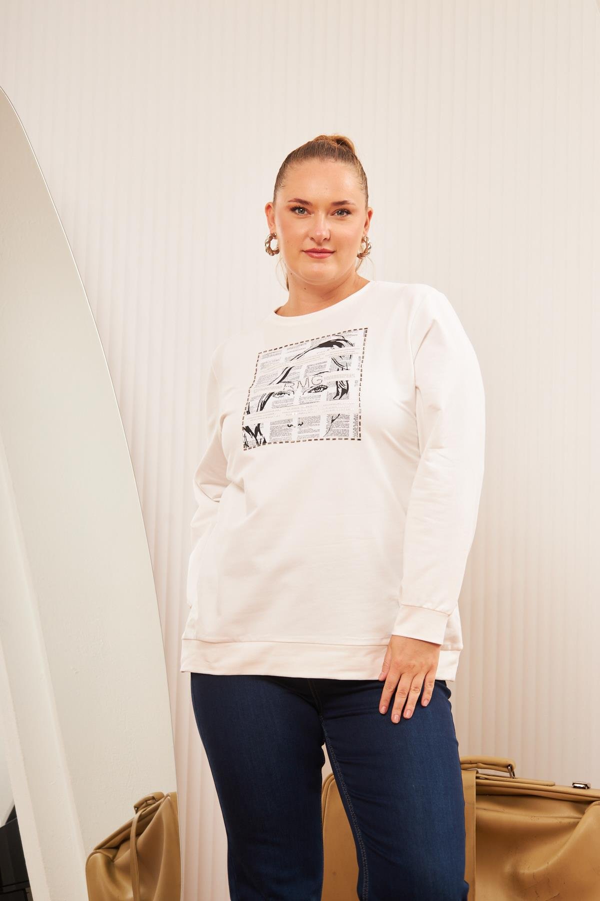 Büyük Beden Baskı ve taş Detay Sweatshirt Ekru