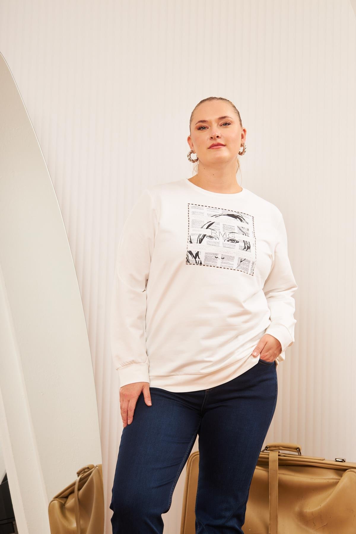 Büyük Beden Baskı ve taş Detay Sweatshirt Ekru