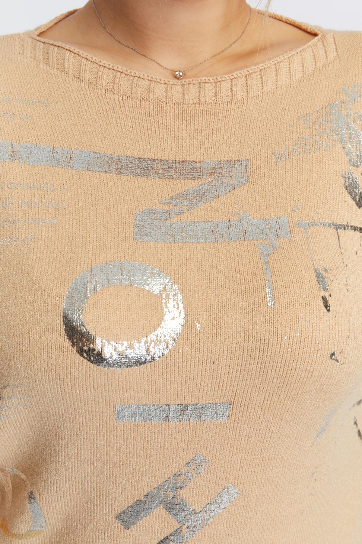 Büyük Beden Kayık Yaka Baskılı Triko Vizon