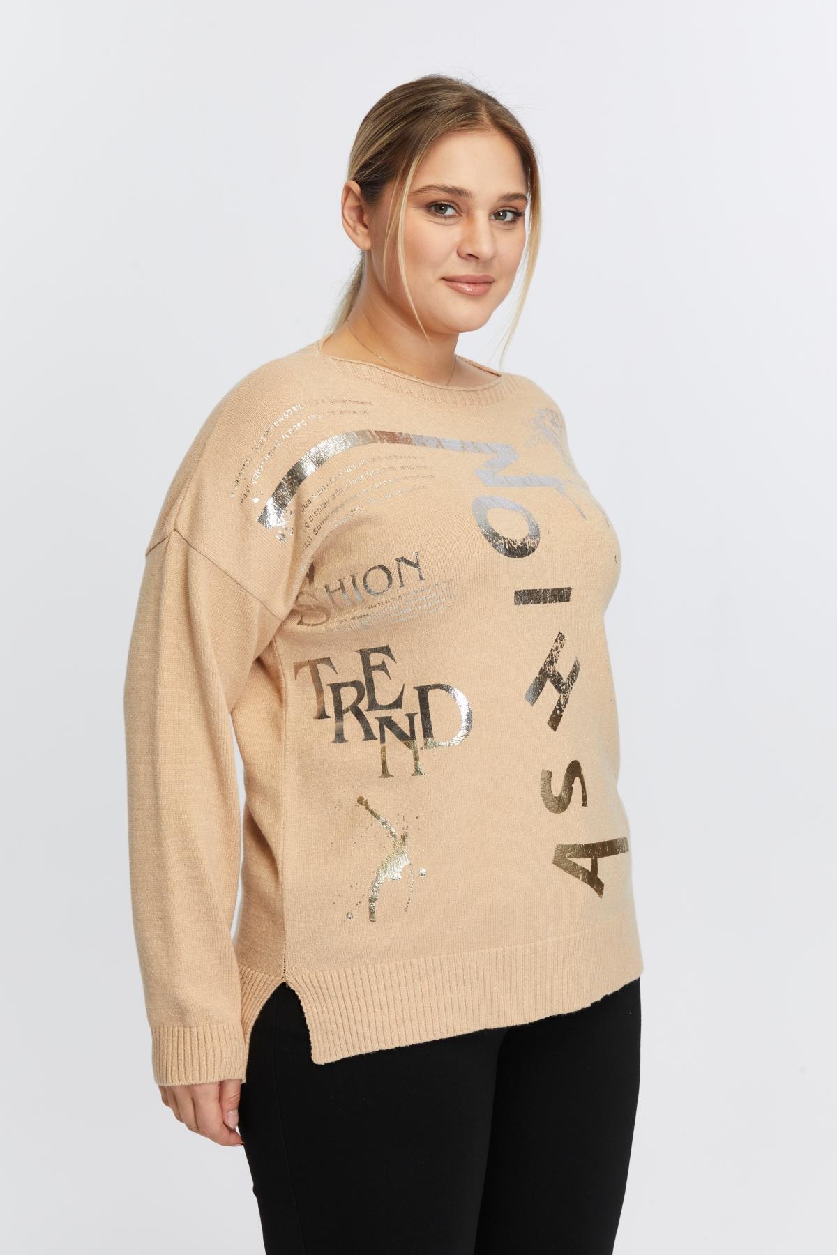 Büyük Beden Kayık Yaka Baskılı Triko Vizon