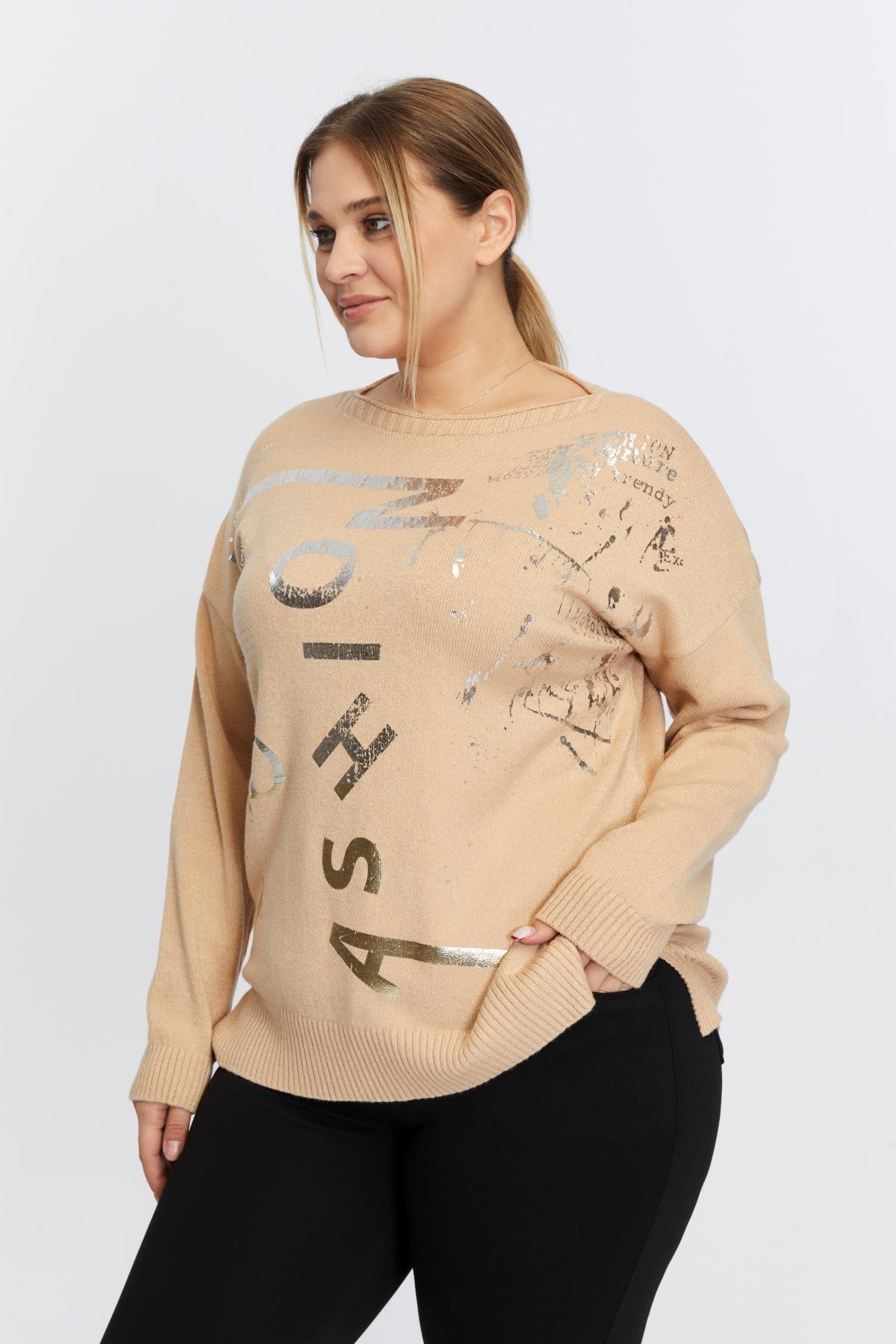 Büyük Beden Kayık Yaka Baskılı Triko Vizon