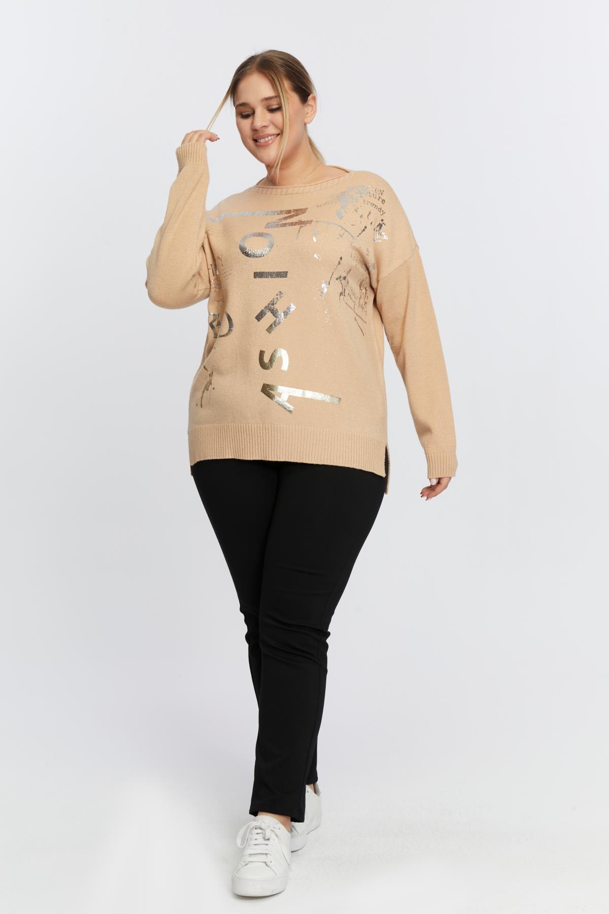 Büyük Beden Kayık Yaka Baskılı Triko Vizon