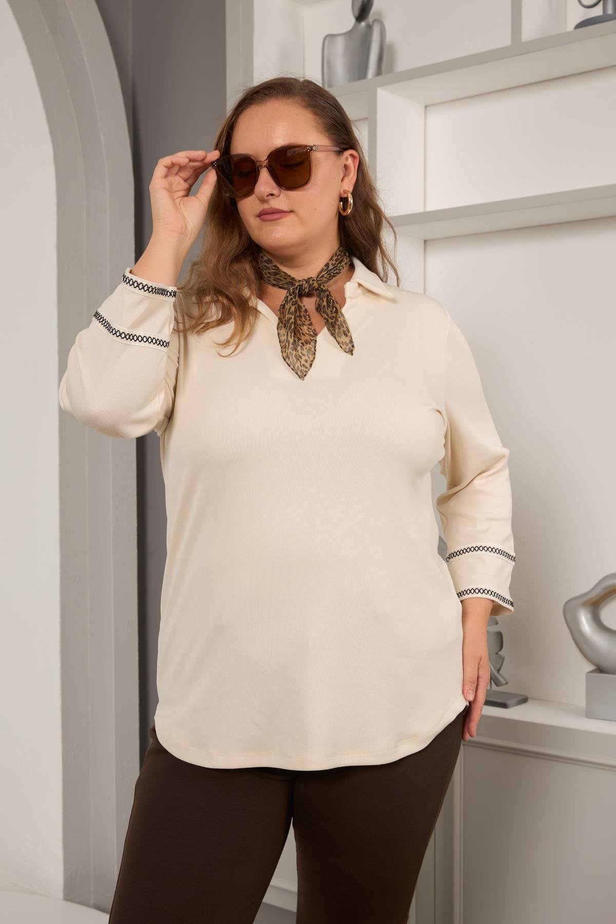 Büyük Beden Kol Nakış Detay Örme Bluz Ekru