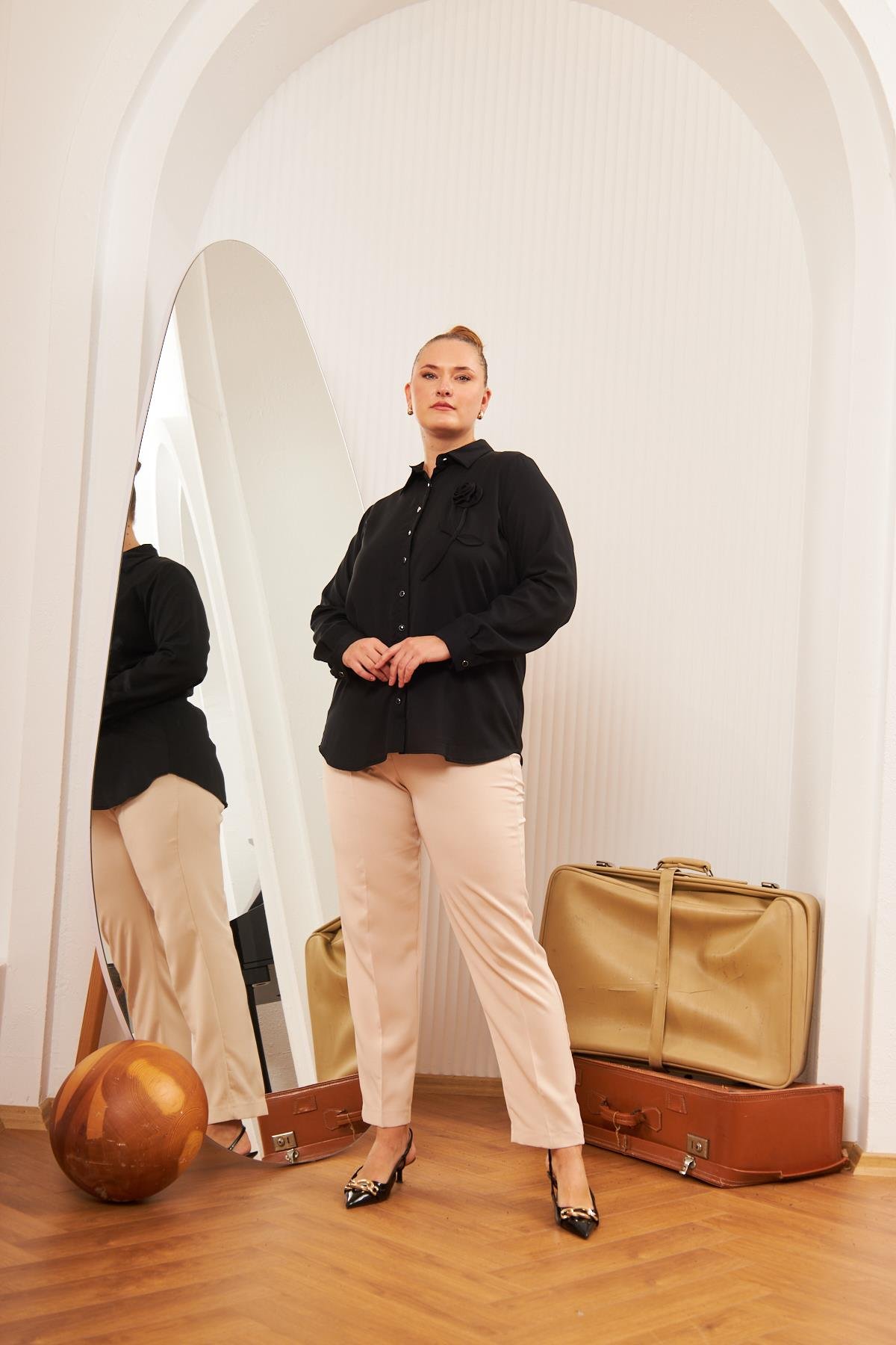 Büyük Beden Gül Aksesuarlı Gömlek Siyah