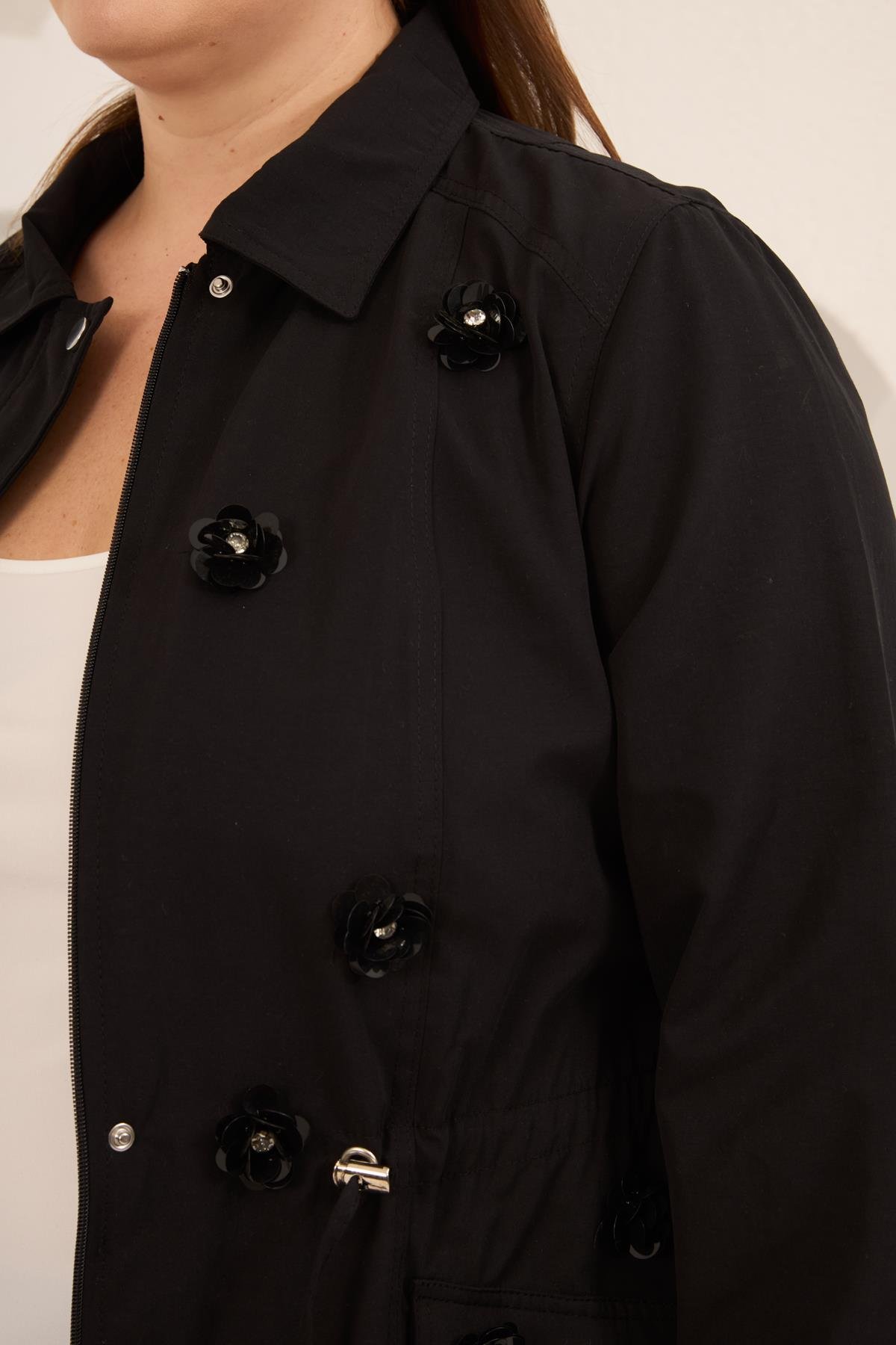 Çiçek Aplikeli Kadın Büyük Beden Trençkot Siyah - RMG