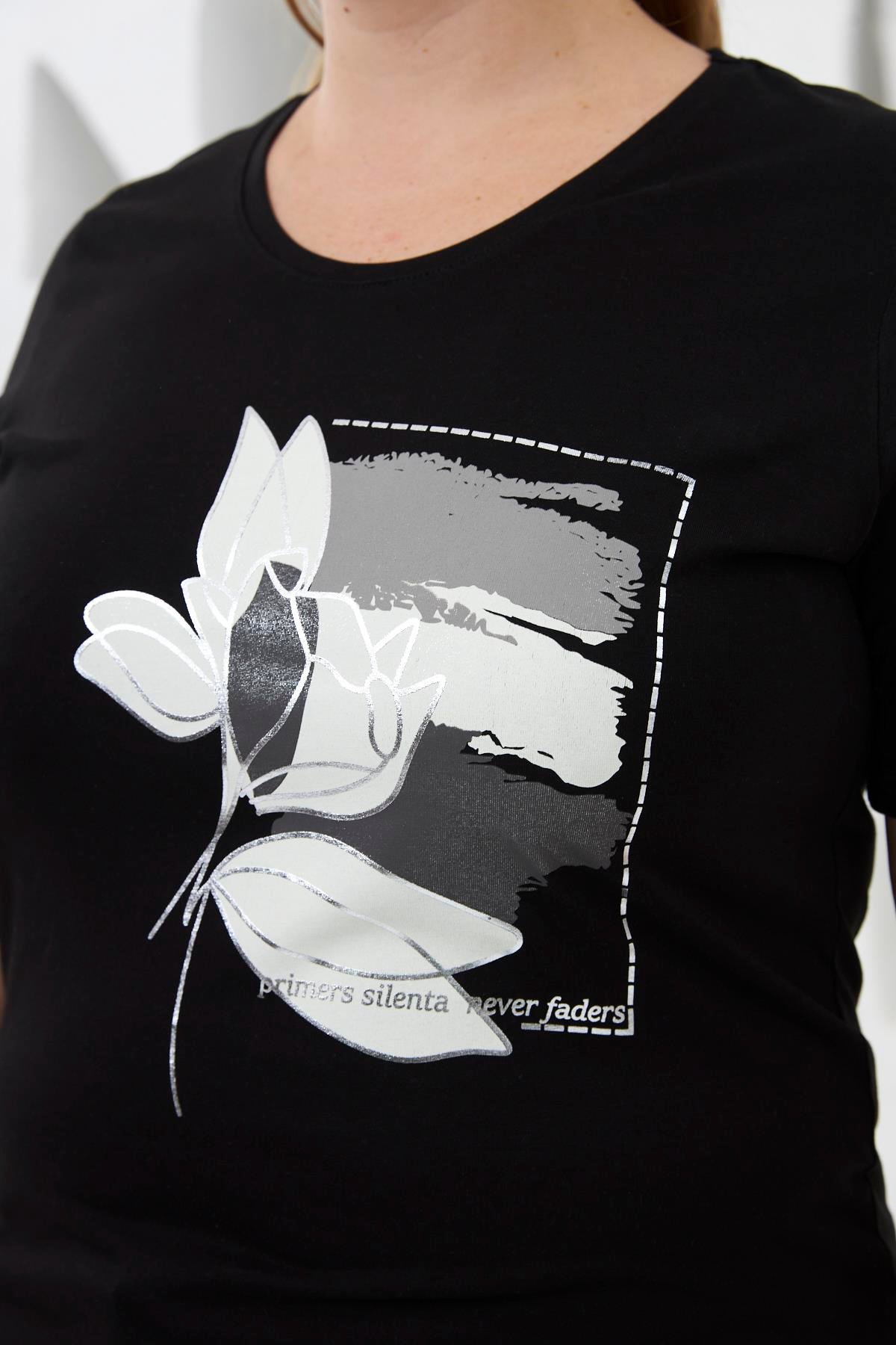 Çiçek Desenli Baskılı Büyük Beden Tişört Siyah