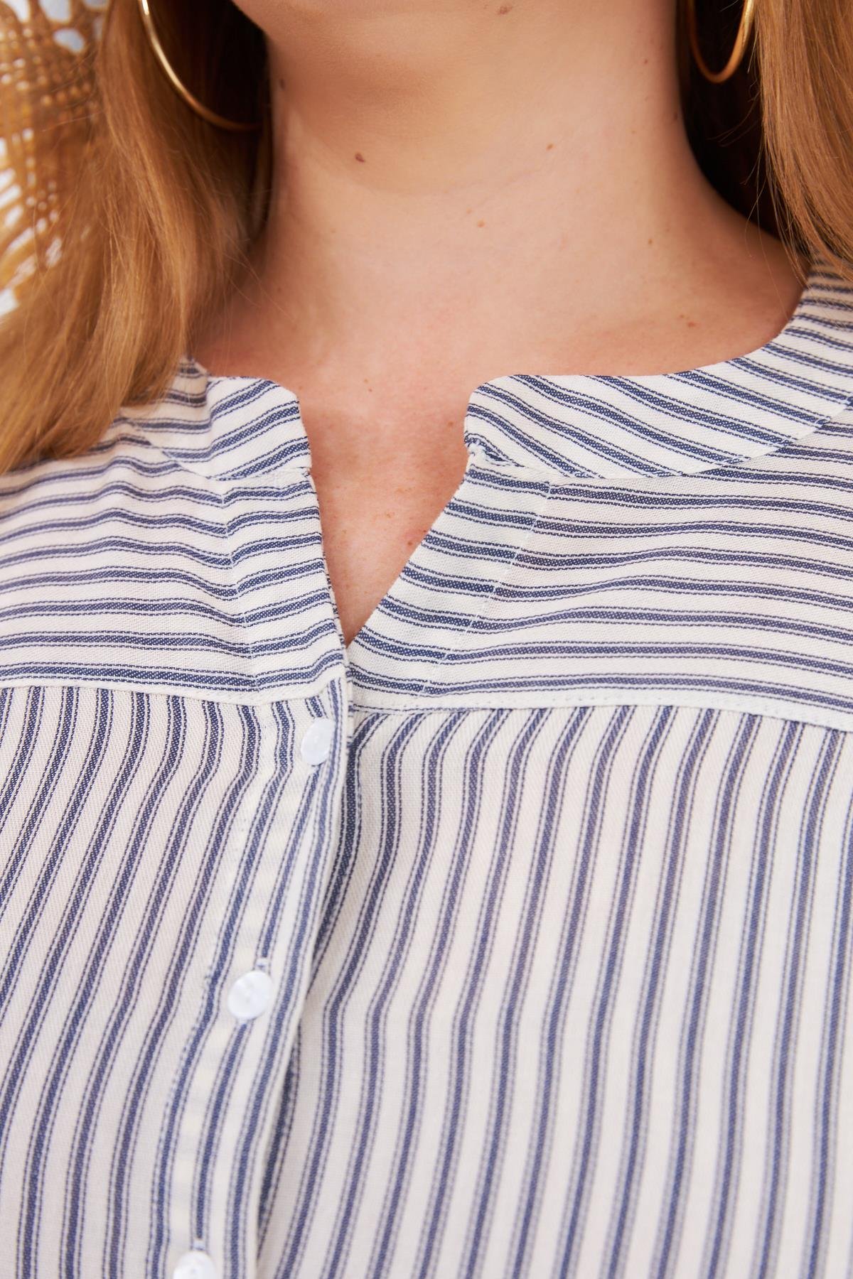 Çizgili Hakim Yaka Büyük Beden Gömlek Krem