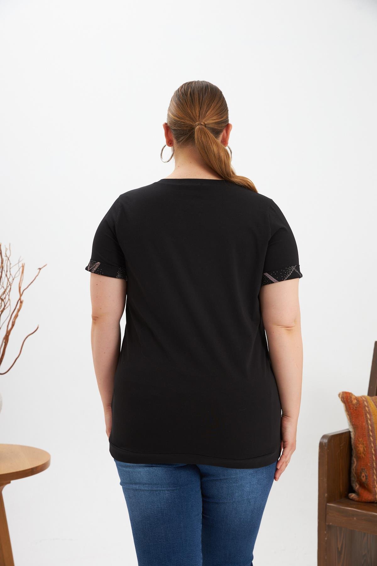 Desenli V Yaka Büyük Beden Tişört Siyah