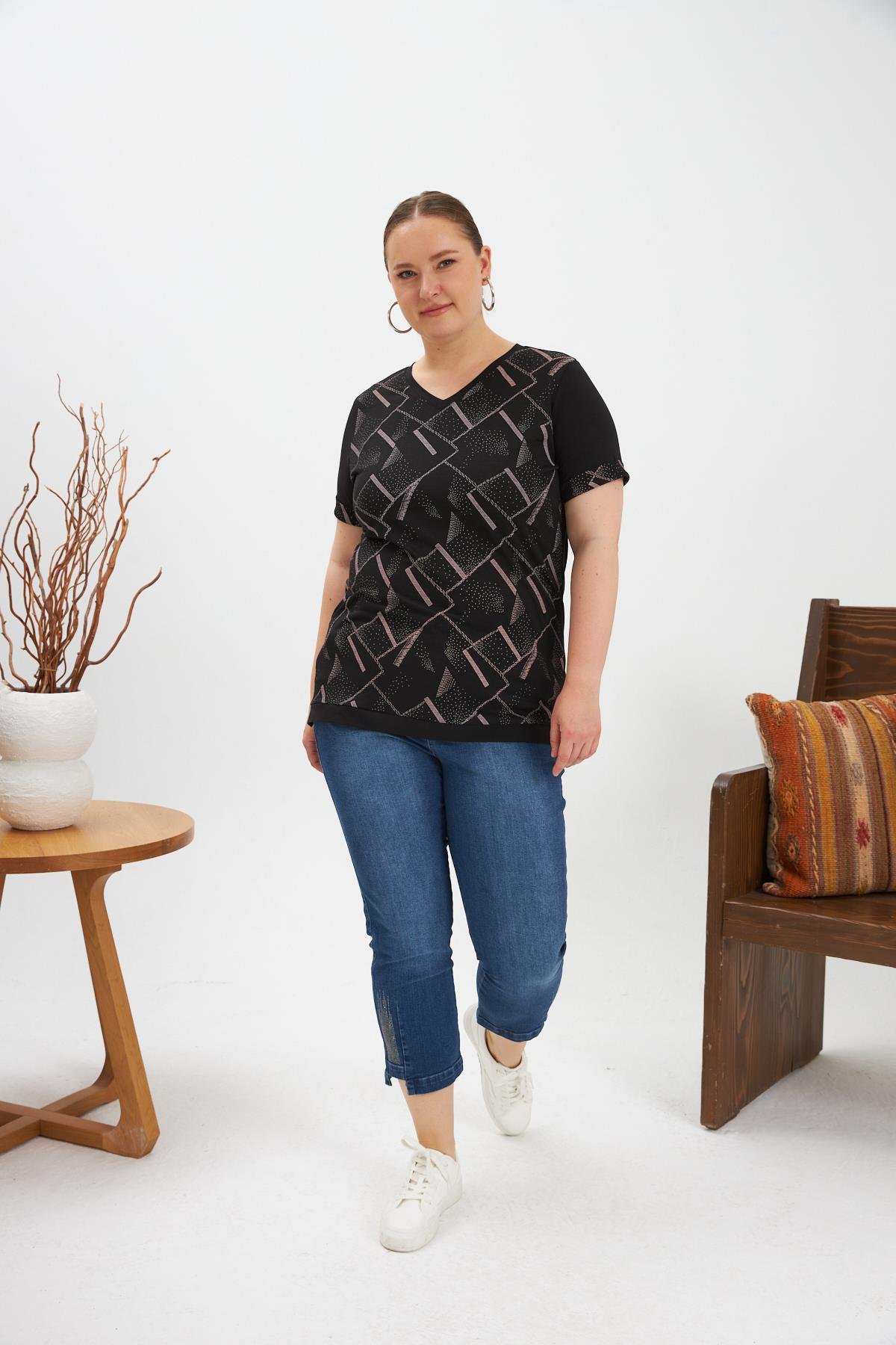 Desenli V Yaka Büyük Beden Tişört Siyah