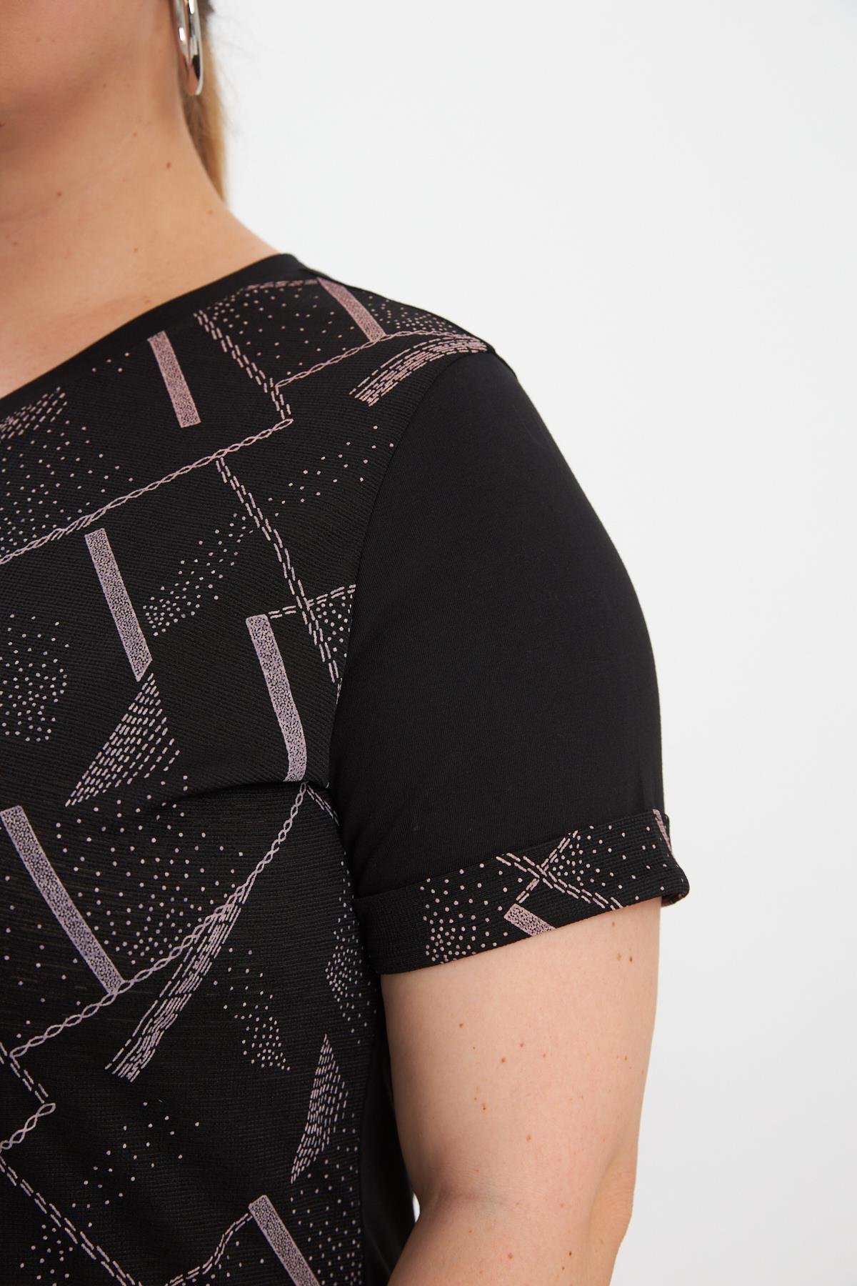 Desenli V Yaka Büyük Beden Tişört Siyah