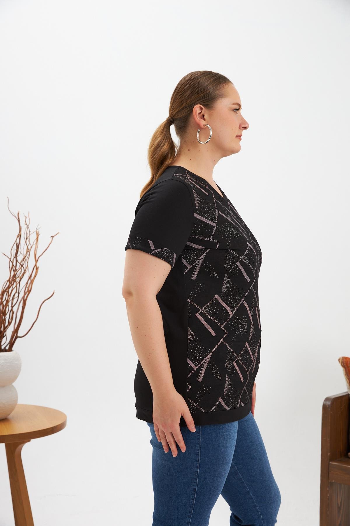 Desenli V Yaka Büyük Beden Tişört Siyah