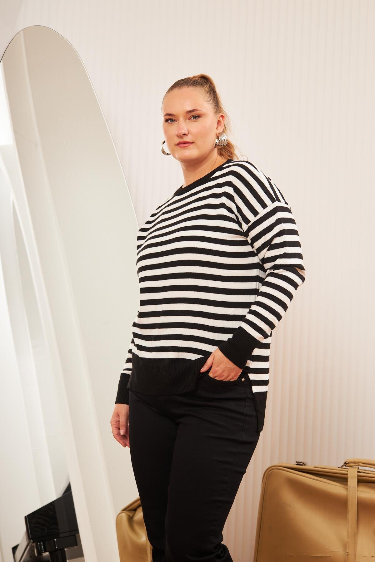 Büyük Beden Çizgili Triko Kazak Siyah