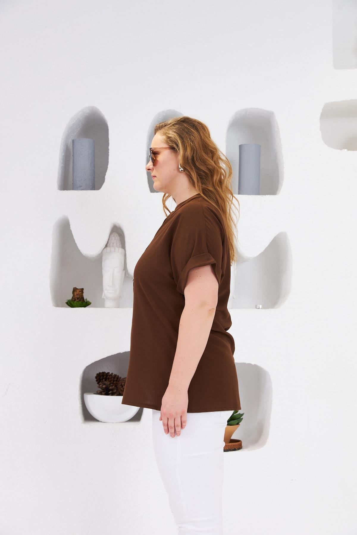 Fiyonk Düğme Detaylı Büyük Beden Bluz Kahve