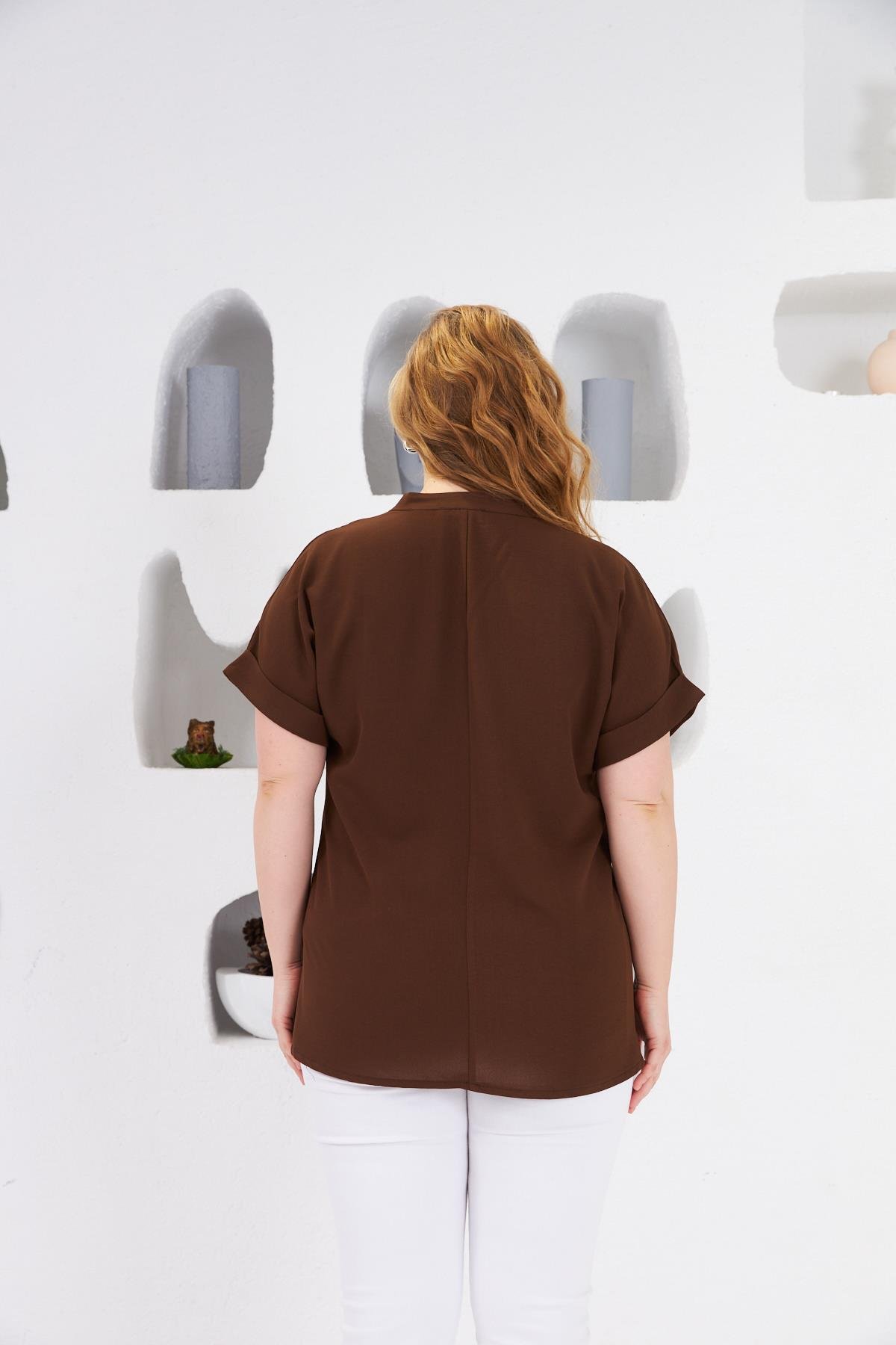 Fiyonk Düğme Detaylı Büyük Beden Bluz Kahve