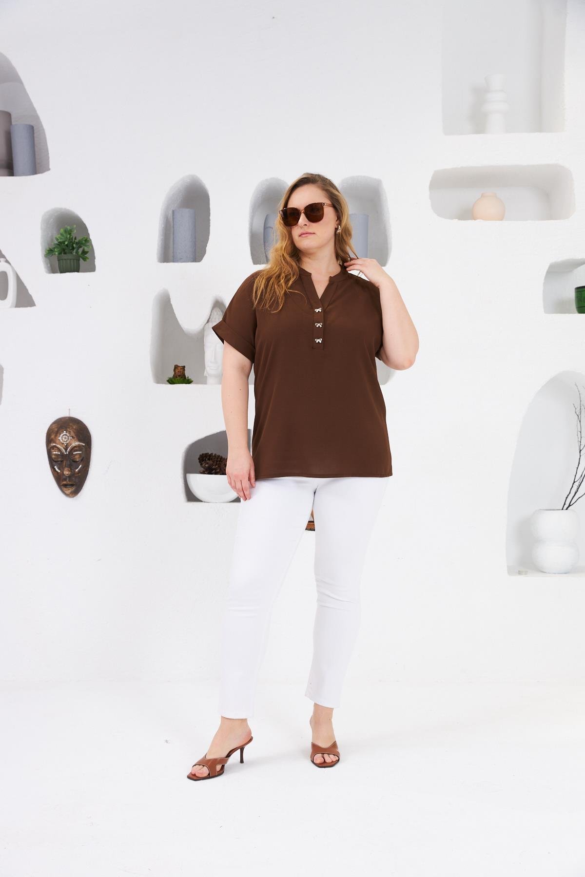 Fiyonk Düğme Detaylı Büyük Beden Bluz Kahve