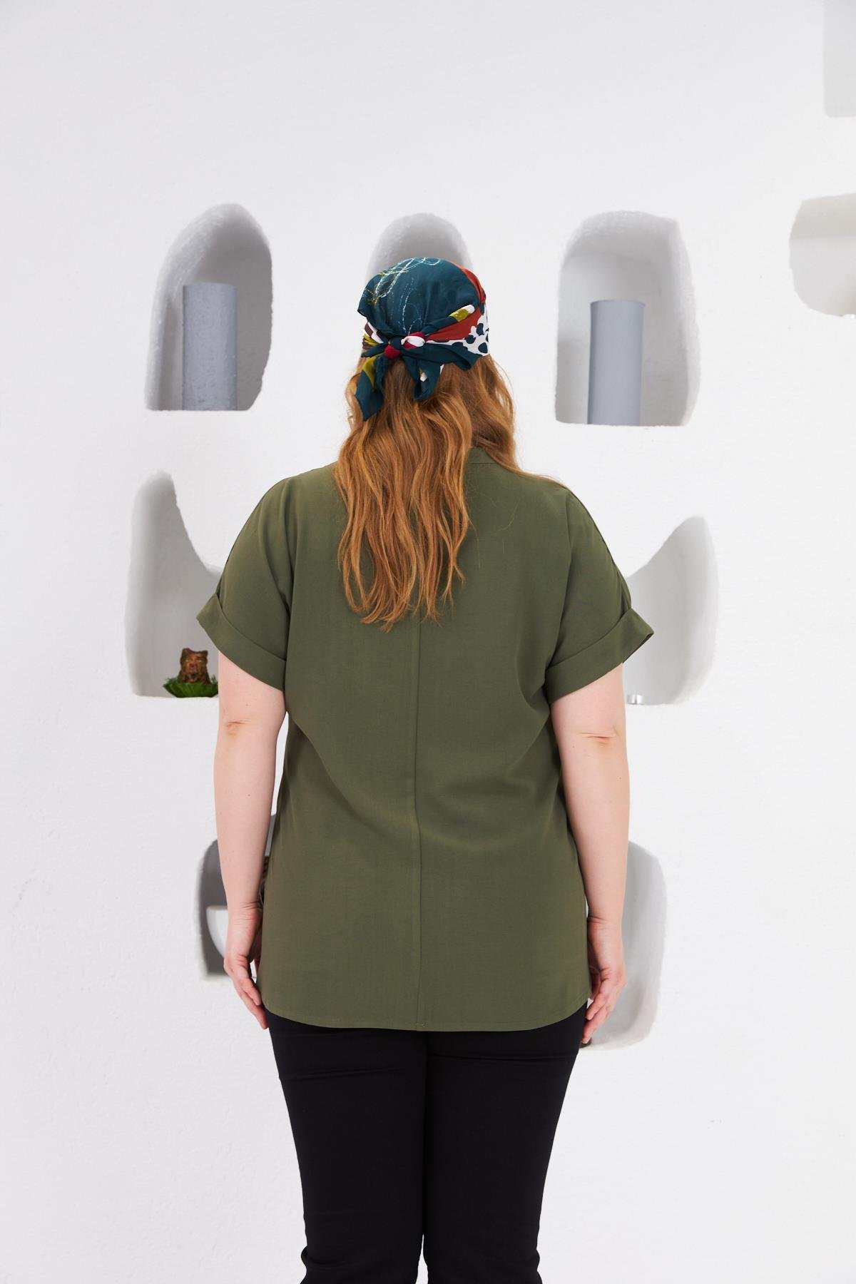 Fiyonk Düğme Detaylı Büyük Beden Bluz Haki